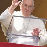 Pope Francis Instagram - PT: Este é o perigo sobre o qual devemos estar vigilantes: a duplicidade do coração, que põe em risco a autenticidade do nosso testemunho e a nossa credibilidade como pessoas e como cristãos. Devido à nossa fragilidade, todos experimentamos uma certa distância entre o dizer e o fazer; mas outra coisa, ao invés, é ter um coração duplo, viver com “um pé em dois sapatos” sem fazer disso um problema. Especialmente quando somos chamados – na vida, na sociedade ou na Igreja – a desempenhar um papel de responsabilidade, lembremo-nos disto: não à duplicidade! ES: Este es el peligro sobre el que vigilar: la duplicidad del corazón. También nosotros tenemos este peligro: esta duplicidad del corazón que pone en riesgo la autenticidad de nuestro testimonio y también nuestra credibilidad como personas y como cristianos. Todos nosotros experimentamos, por nuestra fragilidad, una cierta distancia entre el decir y el hacer; pero otra cosa, sin embargo, es tener el corazón doble, vivir con “un pie en dos zapatos” sin hacerse un problema. Especialmente cuando estamos llamados – en la vida, en la sociedad o en la Iglesia – a desempeñar un rol de responsabilidad, recordemos esto: ¡no a la duplicidad! IT: Questo è il pericolo su cui vigilare: la doppiezza del cuore. Anche noi abbiamo questo pericolo: questa doppiezza del cuore che mette a rischio l’autenticità della nostra testimonianza e anche la nostra credibilità come persone e come cristiani. Tutti noi sperimentiamo, per la nostra fragilità, una certa distanza tra il dire e il fare; ma un’altra cosa, invece, è avere il cuore doppio, vivere con “un piede in due scarpe” senza farcene un problema. Specialmente quando siamo chiamati – nella vita, nella società o nella Chiesa – a rivestire un ruolo di responsabilità, ricordiamoci questo: no alla doppiezza!
