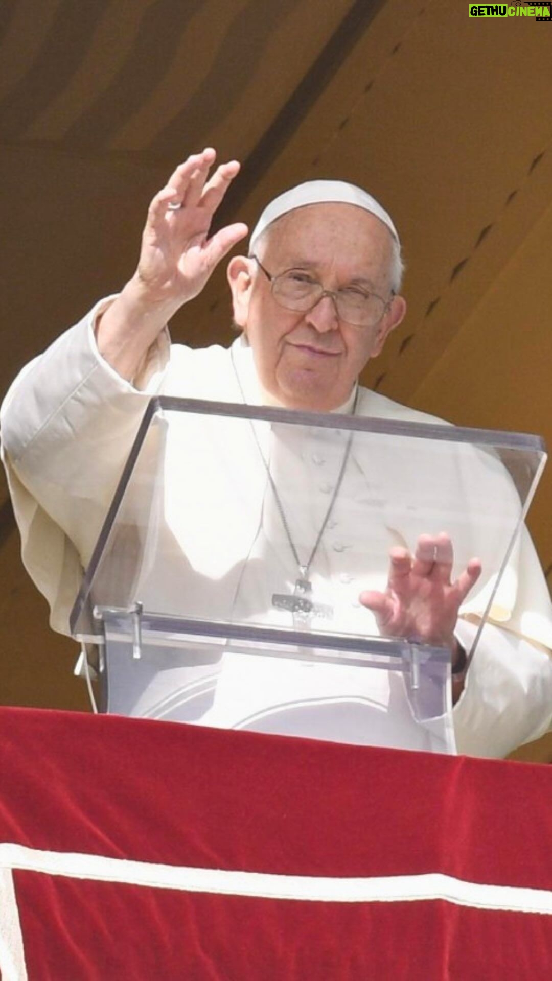 Pope Francis Instagram - PT: Este é o perigo sobre o qual devemos estar vigilantes: a duplicidade do coração, que põe em risco a autenticidade do nosso testemunho e a nossa credibilidade como pessoas e como cristãos. Devido à nossa fragilidade, todos experimentamos uma certa distância entre o dizer e o fazer; mas outra coisa, ao invés, é ter um coração duplo, viver com “um pé em dois sapatos” sem fazer disso um problema. Especialmente quando somos chamados – na vida, na sociedade ou na Igreja – a desempenhar um papel de responsabilidade, lembremo-nos disto: não à duplicidade! ES: Este es el peligro sobre el que vigilar: la duplicidad del corazón. También nosotros tenemos este peligro: esta duplicidad del corazón que pone en riesgo la autenticidad de nuestro testimonio y también nuestra credibilidad como personas y como cristianos. Todos nosotros experimentamos, por nuestra fragilidad, una cierta distancia entre el decir y el hacer; pero otra cosa, sin embargo, es tener el corazón doble, vivir con “un pie en dos zapatos” sin hacerse un problema. Especialmente cuando estamos llamados – en la vida, en la sociedad o en la Iglesia – a desempeñar un rol de responsabilidad, recordemos esto: ¡no a la duplicidad! IT: Questo è il pericolo su cui vigilare: la doppiezza del cuore. Anche noi abbiamo questo pericolo: questa doppiezza del cuore che mette a rischio l’autenticità della nostra testimonianza e anche la nostra credibilità come persone e come cristiani. Tutti noi sperimentiamo, per la nostra fragilità, una certa distanza tra il dire e il fare; ma un’altra cosa, invece, è avere il cuore doppio, vivere con “un piede in due scarpe” senza farcene un problema. Specialmente quando siamo chiamati – nella vita, nella società o nella Chiesa – a rivestire un ruolo di responsabilità, ricordiamoci questo: no alla doppiezza!