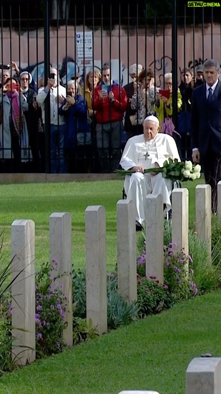 Pope Francis Instagram - EN: Today, thinking of the dead, let us ask the Lord for peace so that people are no longer killed in war. War is a defeat, always. Let us pray to the Lord for our deceased, for everyone - that the Lord might welcome them all. PT: Hoje, pensando nos que morreram, peçamos ao Senhor que nos dê a paz, para que as pessoas não se matem mais em guerras. As guerras são sempre uma derrota, sempre. Rezemos ao Senhor por nossos falecidos, por todos. Que o Senhor receba todos eles. ES: Hoy, pensando en los difuntos, pidamos al Señor la paz, para que la gente deje de matarse en las guerras. Las guerras son una derrota, siempre. Oremos al Señor por nuestros difuntos, por todos. Que el Señor los acoja a todos. IT: Oggi pensando ai morti chiediamo al Signore la pace, perché la gente non si uccida più nelle guerre. Le guerre sono una sconfitta, sempre. Preghiamo il Signore per i nostri defunti, per tutti. Che il Signore li accolga tutti. FR: Aujourd’hui, en pensant aux morts, demandons au Seigneur la paix, pour que les hommes ne s’entretuent plus dans les guerres. Les guerres sont toujours une défaite. Prions le Seigneur pour nos défunts, pour tous. Que le Seigneur les accueille tous. PL: Myśląc dziś o poległych, prośmy Pana o pokój, aby ludzie nie zabijali się już więcej na wojnie. Wojny są porażką, zawsze. Módlmy się do Pana za zmarłych, za wszystkich. Niech Pan przyjmie ich wszystkich.