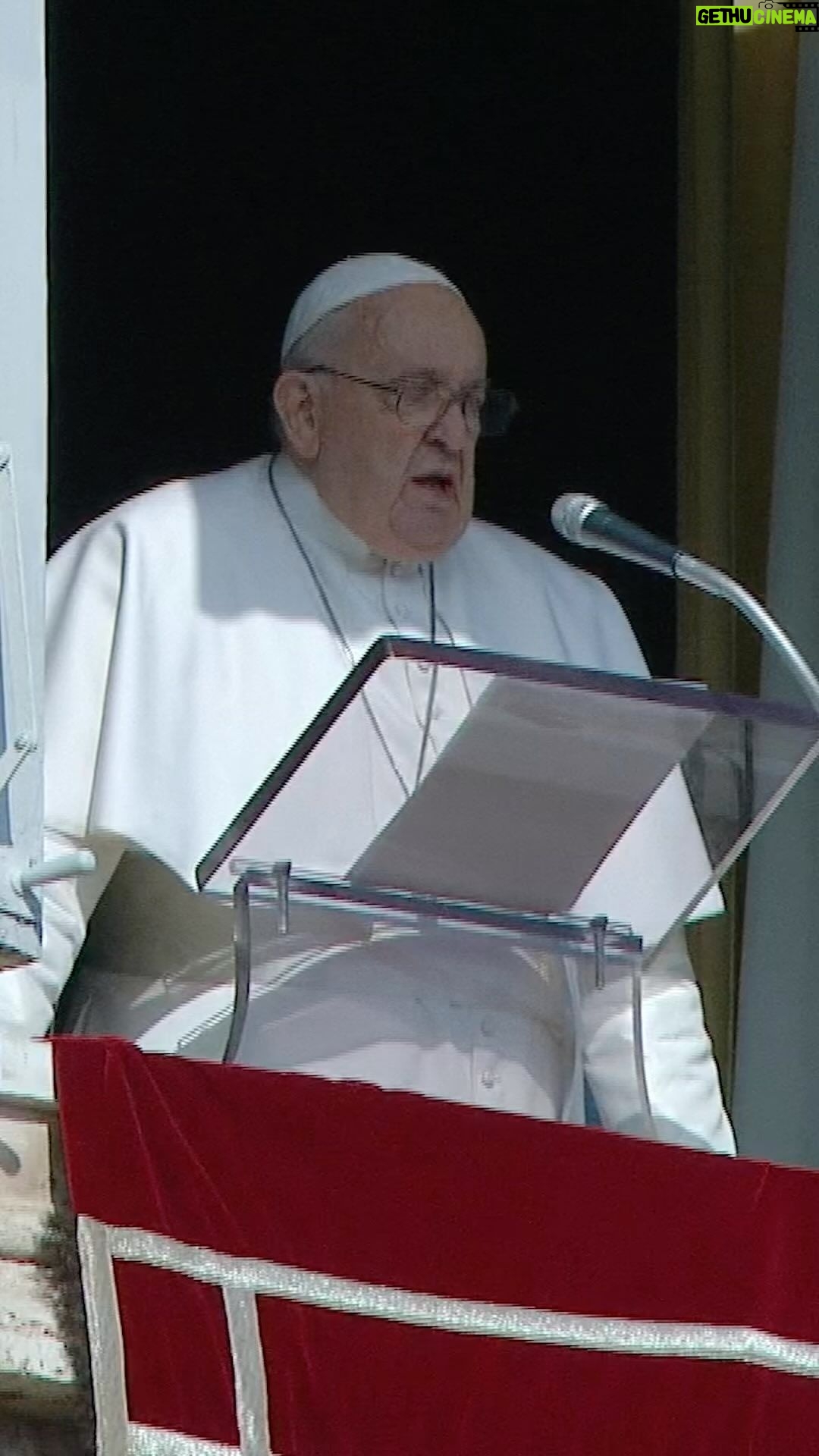 Pope Francis - 108.5K Likes - EN: Jesus has the power to cast out the devil. Jesus frees us from the power of evil and – let us be clear but be careful – He casts out the devil but never dialogues with the devil! Jesus never dialogued with the devil, and when He was tempted in the desert, His responses were words from the Bible, never a dialogue. Brothers and sisters: do not dialogue with the devil! Be careful: do not enter into dialogue with the devil, because if you dialogue with him, he will win, always. Be careful.
FR: Jésus a le pouvoir de chasser le diable. Jésus délivre du pouvoir du mal et - faisons attention - chasse le diable, mais jamais ne dialogue avec le diable ! Jésus n'a jamais conversé avec le diable, et lorsqu'il a été tenté dans le désert, les réponses de Jésus étaient des paroles de la Bible, jamais un dialogue. Frères et sœurs : pas de dialogue avec le diable ! Attention : avec le diable, on ne dialogue pas, parce que si on entre en dialogue avec lui, c'est lui qui gagne, toujours. Faites attention.
IT: Gesù ha il potere di cacciare via il diavolo. Gesù libera dal potere del male e – notiamo bene – ma – stiamo attenti – caccia via il diavolo ma non dialoga mai col diavolo con lui! Mai Gesù ha dialogato con il diavolo, e quando è stato tentato nel deserto, le risposte di Gesù erano parole della Bibbia, mai un dialogo. Fratelli e sorelle: con il diavolo non si dialoga! State attenti: con il diavolo non si dialoga, perché se tu entri a dialogare con lui, vince lui, sempre. State attenti.
ES:Jesús tiene el poder de echar al diablo. Jesús libera del poder del mal, pero -tengamos cuidado- ¡expulsa al diablo, pero no conversa con él! No dialogar con el diablo. Cuando fue tentado en el desierto, las respuestas de Jesús fueron palabras de la Biblia, nunca un diálogo. Hermanos y hermanas: con el diablo no se dialoga. Tened cuidado: con el diablo no se dialoga, porque si entráis en diálogo con él, él gana, siempre. Tened cuidado.
PT: Irmãos e irmãs, com o diabo não se dialoga! Cuidado: com o diabo não se dialoga, porque se você começar a dialogar, ele vence. Sempre. Cuidado.