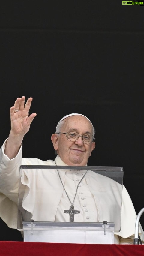 Pope Francis Instagram - EN: #Saints are not unreachable or distant heroes, but people like us, our friends, whose starting point is the same gift we have received, the Baptism. Indeed, if we think about it, we have certainly met some of them: generous people, a few people who live the Christian life in earnest, with simplicity — this I like to call “the saints next door,” who live normally. ES: Los #santos no son héroes inalcanzables o lejanos, sino que son personas como nosotros, nuestros amigos, cuyo punto de partida es el mismo don que nosotros hemos recibido: el Bautismo. De hecho, si lo pensamos bien, seguro que hemos conocido a algunos de ellos, algún santo cotidiano, alguna persona justa, alguna persona que vive la vida cristiana en serio, con simplicidad… aquellos que a mí me gusta llamar “los santos de la puerta de al lado”, que viven con normalidad entre nosotros. IT: I #santi non sono eroi irraggiungibili o lontani, ma sono persone come noi, sono i nostri amici, il cui punto di partenza è lo stesso dono che abbiamo ricevuto noi: il Battesimo. Anzi, se ci pensiamo, sicuramente ne abbiamo incontrato qualcuno, qualche santo quotidiano: qualche persona giusta, qualche persona che vive la vita cristiana sul serio, con semplicità… questo che a me piace chiamare “i santi della porta accanto”, che abitano normalmente. FR: Les #saints ne sont pas des héros inaccessibles ou lointains, mais des personnes comme nous, nos amis, dont le point de départ est le même don que nous avons reçu: le Baptême. En effet, si nous y réfléchissons, nous avons certainement rencontré certains d’entre eux, quelques justes, quelques personnes qui vivent la vie chrétienne avec sérieux, avec simplicité... ceux-là, je les appelle les ‘saints d’à côté’, qui vivent normalement. PT: Os #santos não são heróis inalcançáveis ou distantes, mas são pessoas como nós, são nossos amigos, cujo ponto de partida é o mesmo dom que nós recebemos: o Batismo. De fato, se pensarmos bem, certamente já conhecemos alguns deles, algum santo do dia a dia: alguma pessoa justa, alguma pessoa que vive a vida cristã com seriedade, com simplicidade... o que eu gosto de chamar de “os santos da porta ao lado”, que vivem normalmente. Piazza San Pietro in Vaticano