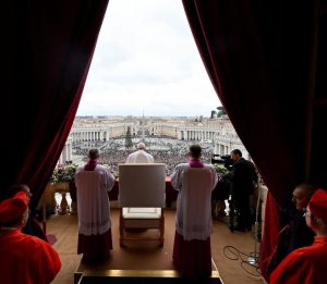 Pope Francis Instagram - EN: We are full of hope and trust as we realize that the Lord has been born for us; that the eternal Word of the Father, the infinite God, has made his home among us.  He became flesh; he came “to dwell among us” (Jn 1:14). This is the good news that changed the course of history. Merry Christmas!
PT: Enche-nos de confiança e esperança saber que o Senhor nasceu para nós; que a Palavra eterna do Pai, o Deus infinito, fixou a sua morada entre nós. Fez-Se carne, veio «habitar connosco» (Jo 1, 14): esta é a notícia que muda o curso da história. Feliz Natal!
ES: Nos llena de confianza y esperanza saber que el Señor nació por nosotros; que la Palabra eterna del Padre, el Dios infinito, puso su morada entre nosotros; que se hizo carne, vino «y habitó entre nosotros» (Jn 1,14). Esta es la noticia que cambia el curso de la historia. ¡Feliz Navidad!
IT: Ci riempie di fiducia e di speranza sapere che il Signore è nato per noi; che la Parola eterna del Padre, il Dio infinito, ha fissato la sua dimora tra noi. Si è fatto carne, è venuto «ad abitare in mezzo a noi» (Gv 1,14): ecco la notizia che cambia il corso della storia. Buon Natale!
FR: Cela nous remplit de confiance et d'espérance de savoir que le Seigneur est né pour nous, que la Parole éternel du Père, le Dieu infini, a fixé sa demeure parmi nous. Il s'est fait chair, il est venu "habiter parmi nous" (Jn 1,14) : voilà la nouvelle qui change le cours de l'histoire. Joyeux Noël !
PL: Napełnia nas ufnością i nadzieją świadomość, że Pan narodził się dla nas, że odwieczne Słowo Ojca, nieskończony Bóg, zamieszkał pośród nas. Stał się ciałem, przyszedł by „zamieszkać wśród nas” (J 1, 14): to jest wiadomość, która zmienia bieg dziejów! Wesołych Świąt Bożego Narodzenia!
 
DE: Es erfüllt uns mit Zuversicht und Hoffnung, zu wissen, dass der Herr für uns geboren ist; dass das ewige Wort des Vaters, der unendliche Gott, mitten unter uns Wohnung genommen hat. Er ist Fleisch geworden, er ist gekommen »und hat unter uns gewohnt« (Joh 1,14): Dies ist die Nachricht, die den Lauf der Geschichte verändert. Frohe Weihnachten!