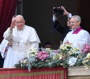 Pope Francis Instagram - EN: We are full of hope and trust as we realize that the Lord has been born for us; that the eternal Word of the Father, the infinite God, has made his home among us.  He became flesh; he came “to dwell among us” (Jn 1:14). This is the good news that changed the course of history. Merry Christmas!
PT: Enche-nos de confiança e esperança saber que o Senhor nasceu para nós; que a Palavra eterna do Pai, o Deus infinito, fixou a sua morada entre nós. Fez-Se carne, veio «habitar connosco» (Jo 1, 14): esta é a notícia que muda o curso da história. Feliz Natal!
ES: Nos llena de confianza y esperanza saber que el Señor nació por nosotros; que la Palabra eterna del Padre, el Dios infinito, puso su morada entre nosotros; que se hizo carne, vino «y habitó entre nosotros» (Jn 1,14). Esta es la noticia que cambia el curso de la historia. ¡Feliz Navidad!
IT: Ci riempie di fiducia e di speranza sapere che il Signore è nato per noi; che la Parola eterna del Padre, il Dio infinito, ha fissato la sua dimora tra noi. Si è fatto carne, è venuto «ad abitare in mezzo a noi» (Gv 1,14): ecco la notizia che cambia il corso della storia. Buon Natale!
FR: Cela nous remplit de confiance et d'espérance de savoir que le Seigneur est né pour nous, que la Parole éternel du Père, le Dieu infini, a fixé sa demeure parmi nous. Il s'est fait chair, il est venu "habiter parmi nous" (Jn 1,14) : voilà la nouvelle qui change le cours de l'histoire. Joyeux Noël !
PL: Napełnia nas ufnością i nadzieją świadomość, że Pan narodził się dla nas, że odwieczne Słowo Ojca, nieskończony Bóg, zamieszkał pośród nas. Stał się ciałem, przyszedł by „zamieszkać wśród nas” (J 1, 14): to jest wiadomość, która zmienia bieg dziejów! Wesołych Świąt Bożego Narodzenia!
 
DE: Es erfüllt uns mit Zuversicht und Hoffnung, zu wissen, dass der Herr für uns geboren ist; dass das ewige Wort des Vaters, der unendliche Gott, mitten unter uns Wohnung genommen hat. Er ist Fleisch geworden, er ist gekommen »und hat unter uns gewohnt« (Joh 1,14): Dies ist die Nachricht, die den Lauf der Geschichte verändert. Frohe Weihnachten!