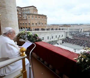 Pope Francis Instagram - EN: We are full of hope and trust as we realize that the Lord has been born for us; that the eternal Word of the Father, the infinite God, has made his home among us.  He became flesh; he came “to dwell among us” (Jn 1:14). This is the good news that changed the course of history. Merry Christmas!
PT: Enche-nos de confiança e esperança saber que o Senhor nasceu para nós; que a Palavra eterna do Pai, o Deus infinito, fixou a sua morada entre nós. Fez-Se carne, veio «habitar connosco» (Jo 1, 14): esta é a notícia que muda o curso da história. Feliz Natal!
ES: Nos llena de confianza y esperanza saber que el Señor nació por nosotros; que la Palabra eterna del Padre, el Dios infinito, puso su morada entre nosotros; que se hizo carne, vino «y habitó entre nosotros» (Jn 1,14). Esta es la noticia que cambia el curso de la historia. ¡Feliz Navidad!
IT: Ci riempie di fiducia e di speranza sapere che il Signore è nato per noi; che la Parola eterna del Padre, il Dio infinito, ha fissato la sua dimora tra noi. Si è fatto carne, è venuto «ad abitare in mezzo a noi» (Gv 1,14): ecco la notizia che cambia il corso della storia. Buon Natale!
FR: Cela nous remplit de confiance et d'espérance de savoir que le Seigneur est né pour nous, que la Parole éternel du Père, le Dieu infini, a fixé sa demeure parmi nous. Il s'est fait chair, il est venu "habiter parmi nous" (Jn 1,14) : voilà la nouvelle qui change le cours de l'histoire. Joyeux Noël !
PL: Napełnia nas ufnością i nadzieją świadomość, że Pan narodził się dla nas, że odwieczne Słowo Ojca, nieskończony Bóg, zamieszkał pośród nas. Stał się ciałem, przyszedł by „zamieszkać wśród nas” (J 1, 14): to jest wiadomość, która zmienia bieg dziejów! Wesołych Świąt Bożego Narodzenia!
 
DE: Es erfüllt uns mit Zuversicht und Hoffnung, zu wissen, dass der Herr für uns geboren ist; dass das ewige Wort des Vaters, der unendliche Gott, mitten unter uns Wohnung genommen hat. Er ist Fleisch geworden, er ist gekommen »und hat unter uns gewohnt« (Joh 1,14): Dies ist die Nachricht, die den Lauf der Geschichte verändert. Frohe Weihnachten!