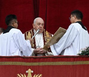 Pope Francis Instagram - EN: We are full of hope and trust as we realize that the Lord has been born for us; that the eternal Word of the Father, the infinite God, has made his home among us.  He became flesh; he came “to dwell among us” (Jn 1:14). This is the good news that changed the course of history. Merry Christmas!
PT: Enche-nos de confiança e esperança saber que o Senhor nasceu para nós; que a Palavra eterna do Pai, o Deus infinito, fixou a sua morada entre nós. Fez-Se carne, veio «habitar connosco» (Jo 1, 14): esta é a notícia que muda o curso da história. Feliz Natal!
ES: Nos llena de confianza y esperanza saber que el Señor nació por nosotros; que la Palabra eterna del Padre, el Dios infinito, puso su morada entre nosotros; que se hizo carne, vino «y habitó entre nosotros» (Jn 1,14). Esta es la noticia que cambia el curso de la historia. ¡Feliz Navidad!
IT: Ci riempie di fiducia e di speranza sapere che il Signore è nato per noi; che la Parola eterna del Padre, il Dio infinito, ha fissato la sua dimora tra noi. Si è fatto carne, è venuto «ad abitare in mezzo a noi» (Gv 1,14): ecco la notizia che cambia il corso della storia. Buon Natale!
FR: Cela nous remplit de confiance et d'espérance de savoir que le Seigneur est né pour nous, que la Parole éternel du Père, le Dieu infini, a fixé sa demeure parmi nous. Il s'est fait chair, il est venu "habiter parmi nous" (Jn 1,14) : voilà la nouvelle qui change le cours de l'histoire. Joyeux Noël !
PL: Napełnia nas ufnością i nadzieją świadomość, że Pan narodził się dla nas, że odwieczne Słowo Ojca, nieskończony Bóg, zamieszkał pośród nas. Stał się ciałem, przyszedł by „zamieszkać wśród nas” (J 1, 14): to jest wiadomość, która zmienia bieg dziejów! Wesołych Świąt Bożego Narodzenia!
 
DE: Es erfüllt uns mit Zuversicht und Hoffnung, zu wissen, dass der Herr für uns geboren ist; dass das ewige Wort des Vaters, der unendliche Gott, mitten unter uns Wohnung genommen hat. Er ist Fleisch geworden, er ist gekommen »und hat unter uns gewohnt« (Joh 1,14): Dies ist die Nachricht, die den Lauf der Geschichte verändert. Frohe Weihnachten!