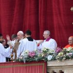 Pope Francis Instagram - EN: We are full of hope and trust as we realize that the Lord has been born for us; that the eternal Word of the Father, the infinite God, has made his home among us. He became flesh; he came “to dwell among us” (Jn 1:14). This is the good news that changed the course of history. Merry Christmas! PT: Enche-nos de confiança e esperança saber que o Senhor nasceu para nós; que a Palavra eterna do Pai, o Deus infinito, fixou a sua morada entre nós. Fez-Se carne, veio «habitar connosco» (Jo 1, 14): esta é a notícia que muda o curso da história. Feliz Natal! ES: Nos llena de confianza y esperanza saber que el Señor nació por nosotros; que la Palabra eterna del Padre, el Dios infinito, puso su morada entre nosotros; que se hizo carne, vino «y habitó entre nosotros» (Jn 1,14). Esta es la noticia que cambia el curso de la historia. ¡Feliz Navidad! IT: Ci riempie di fiducia e di speranza sapere che il Signore è nato per noi; che la Parola eterna del Padre, il Dio infinito, ha fissato la sua dimora tra noi. Si è fatto carne, è venuto «ad abitare in mezzo a noi» (Gv 1,14): ecco la notizia che cambia il corso della storia. Buon Natale! FR: Cela nous remplit de confiance et d'espérance de savoir que le Seigneur est né pour nous, que la Parole éternel du Père, le Dieu infini, a fixé sa demeure parmi nous. Il s'est fait chair, il est venu "habiter parmi nous" (Jn 1,14) : voilà la nouvelle qui change le cours de l'histoire. Joyeux Noël ! PL: Napełnia nas ufnością i nadzieją świadomość, że Pan narodził się dla nas, że odwieczne Słowo Ojca, nieskończony Bóg, zamieszkał pośród nas. Stał się ciałem, przyszedł by „zamieszkać wśród nas” (J 1, 14): to jest wiadomość, która zmienia bieg dziejów! Wesołych Świąt Bożego Narodzenia! DE: Es erfüllt uns mit Zuversicht und Hoffnung, zu wissen, dass der Herr für uns geboren ist; dass das ewige Wort des Vaters, der unendliche Gott, mitten unter uns Wohnung genommen hat. Er ist Fleisch geworden, er ist gekommen »und hat unter uns gewohnt« (Joh 1,14): Dies ist die Nachricht, die den Lauf der Geschichte verändert. Frohe Weihnachten! Vatican City