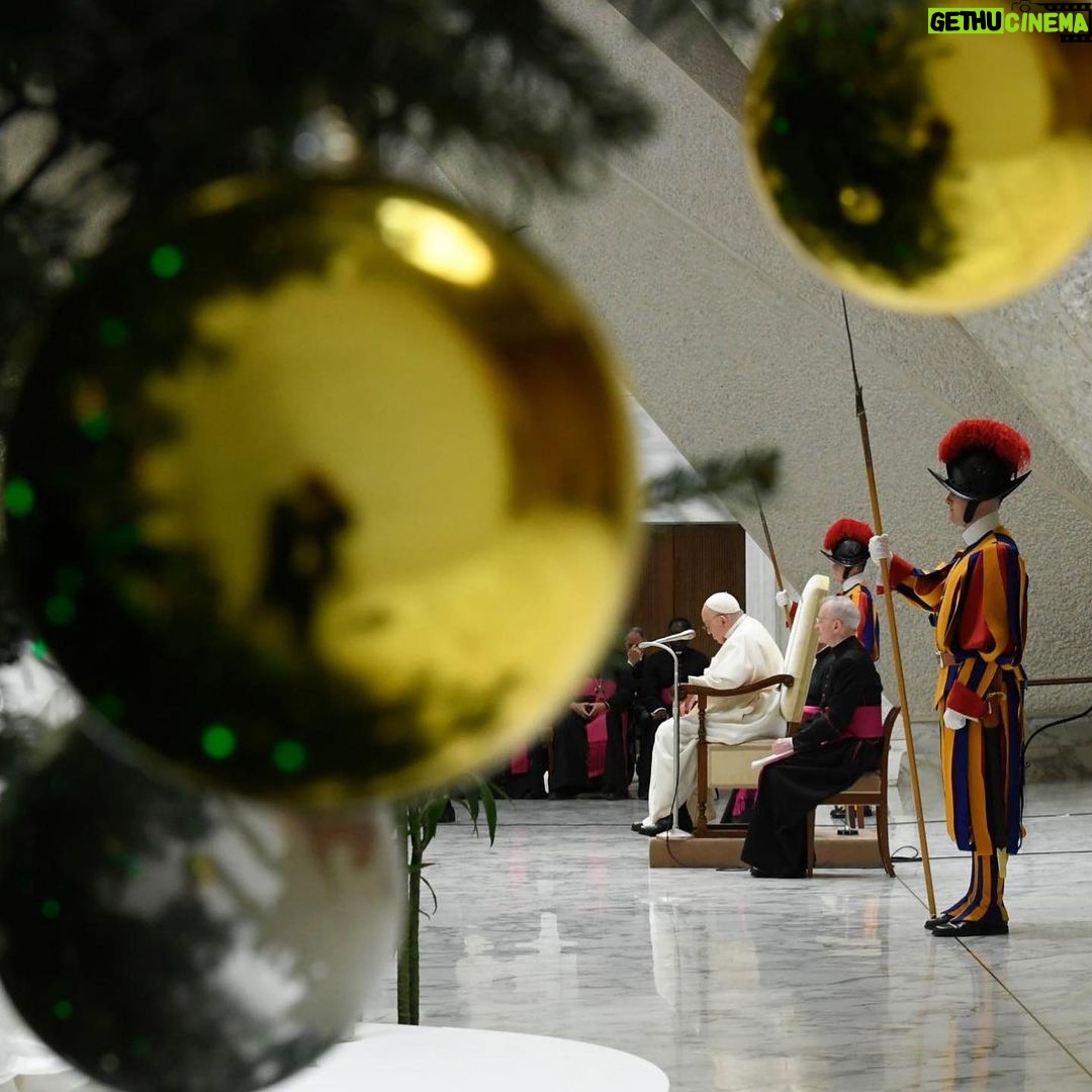 Pope Francis Instagram - EN: In these final days of #Advent, I invite you to prepare to welcome the Child Jesus in joy and simplicity of heart, through prayer, participation in the sacraments, and charitable deeds. #GeneralAudience PT: Nestes últimos dias do #Advento, convido-vos a preparar-vos para acolher o Menino Jesus com alegria e simplicidade de coração, por meio da oração, da participação nos sacramentos e das obras de caridade. #AudiênciaGeral ES: En estos últimos días del #Adviento, los invito a prepararse para recibir al Niño Jesús con alegría y sencillez de corazón, por medio de la oración, la participación en los sacramentos y las obras de caridad. #AudienciaGeneral IT: In questi ultimi giorni di #Avvento, vi invito a prepararvi ad accogliere Gesù Bambino con gioia e semplicità di cuore, attraverso la preghiera, la partecipazione ai sacramenti e le opere di carità. #UdienzaGenerale FR: En ces derniers jours de l'#Avent, je vous invite à vous préparer à accueillir l'Enfant Jésus avec joie et simplicité de cœur, par la prière, la participation aux sacrements et les œuvres de charité. #AudienceGénérale PL: PL: W te ostatnie dni Adwentu zachęcam was, byście przygotowali się na przyjęcie Dzieciątka Jezus z radością i prostotą serca poprzez modlitwę, przystępowanie do sakramentów i uczynki miłosierdzia. #AudiencjaOgólna #Adwent DE: In diesen letzten Tagen des #Advents lade ich euch ein, euch darauf vorzubereiten, das Jesuskind mit frohem und einfachem Herzen aufzunehmen - durch das Gebet, die Teilnahme an den Sakramenten und Werke der Nächstenliebe. #Generalaudienz Vatican City