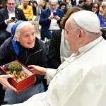 Pope Francis Instagram - EN: In these final days of #Advent, I invite you to prepare to welcome the Child Jesus in joy and simplicity of heart, through prayer, participation in the sacraments, and charitable deeds. #GeneralAudience PT: Nestes últimos dias do #Advento, convido-vos a preparar-vos para acolher o Menino Jesus com alegria e simplicidade de coração, por meio da oração, da participação nos sacramentos e das obras de caridade. #AudiênciaGeral ES: En estos últimos días del #Adviento, los invito a prepararse para recibir al Niño Jesús con alegría y sencillez de corazón, por medio de la oración, la participación en los sacramentos y las obras de caridad. #AudienciaGeneral IT: In questi ultimi giorni di #Avvento, vi invito a prepararvi ad accogliere Gesù Bambino con gioia e semplicità di cuore, attraverso la preghiera, la partecipazione ai sacramenti e le opere di carità. #UdienzaGenerale FR: En ces derniers jours de l'#Avent, je vous invite à vous préparer à accueillir l'Enfant Jésus avec joie et simplicité de cœur, par la prière, la participation aux sacrements et les œuvres de charité. #AudienceGénérale PL: PL: W te ostatnie dni Adwentu zachęcam was, byście przygotowali się na przyjęcie Dzieciątka Jezus z radością i prostotą serca poprzez modlitwę, przystępowanie do sakramentów i uczynki miłosierdzia. #AudiencjaOgólna #Adwent DE: In diesen letzten Tagen des #Advents lade ich euch ein, euch darauf vorzubereiten, das Jesuskind mit frohem und einfachem Herzen aufzunehmen - durch das Gebet, die Teilnahme an den Sakramenten und Werke der Nächstenliebe. #Generalaudienz Vatican City