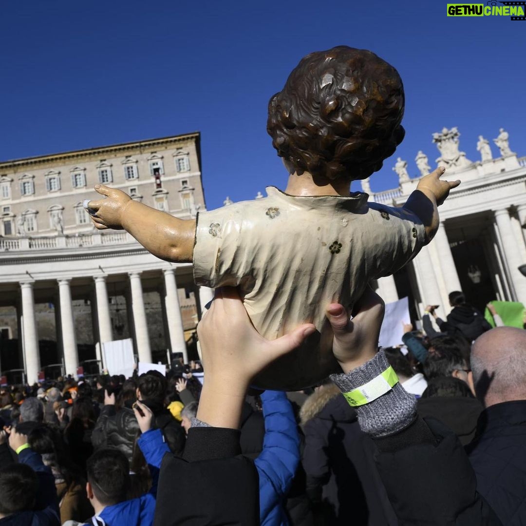 Pope Francis Instagram - EN: Each of us, through service, consistency, humility, witness of life – always by God’s grace – can be a lamp that shines and helps others find to the way on which to meet Jesus. #GospelOfTheDay (Jn 1:6-8, 19-28) PT: Cada um de nós, com o serviço, a coerência, a humildade, com o testemunho de vida - sempre com a graça de Deus - pode ser uma lâmpada que brilha e ajuda os outros a encontrar o caminho para encontrar Jesus. #EvangelhodeHoje (João 1,6-8.19- 28) ES: Cada uno de nosotros, con el servicio, la coherencia, la humildad, con el testimonio de vida -siempre con la gracia de Dios- puede ser una lámpara que brilla y ayudar a los demás a encontrar el camino para encontrarse con Jesús. #EvangelioDeHoy (Jn 1,6-8.19-28) IT: Ciascuno di noi, con il servizio, la coerenza, l’umiltà, con la testimonianza della vita – sempre con la grazia di Dio – può essere una lampada che risplende e aiuta gli altri a trovare la via per incontrare Gesù. #VangelodiOggi (Gv 1,6-8.19-28) FR: Chacun de nous, avec le service, la cohérence, l'humilité, avec le témoignage de vie - toujours avec la grâce de Dieu - peut être une lampe qui brille et aide les autres à trouver le chemin de la rencontre avec Jésus. #ÉvangileduJour (Jn 1, 6-8, 19-28) DE: Durch den Dienst, die Folgerichtigkeit, die Demut und das Lebenszeugnis kann jeder von uns - unter der Voraussetzung der Gnade Gottes - eine Lampe sein, die Licht gibt und den anderen hilft, den Weg zur Begegnung mit Jesus zu finden. #Evangeliumvonheute (Joh 1,6-8.19-28) PL: Każdy z nas poprzez służbę, spójność, pokorę, poprzez świadectwo życia – zawsze z Bożą łaską – może stanowić lampę oświecającą i pomagającą innym znaleźć drogę do spotkania z Jezusem. #Ewangeliazdnia (J 1,6-8.19-28) Città del Vaticano