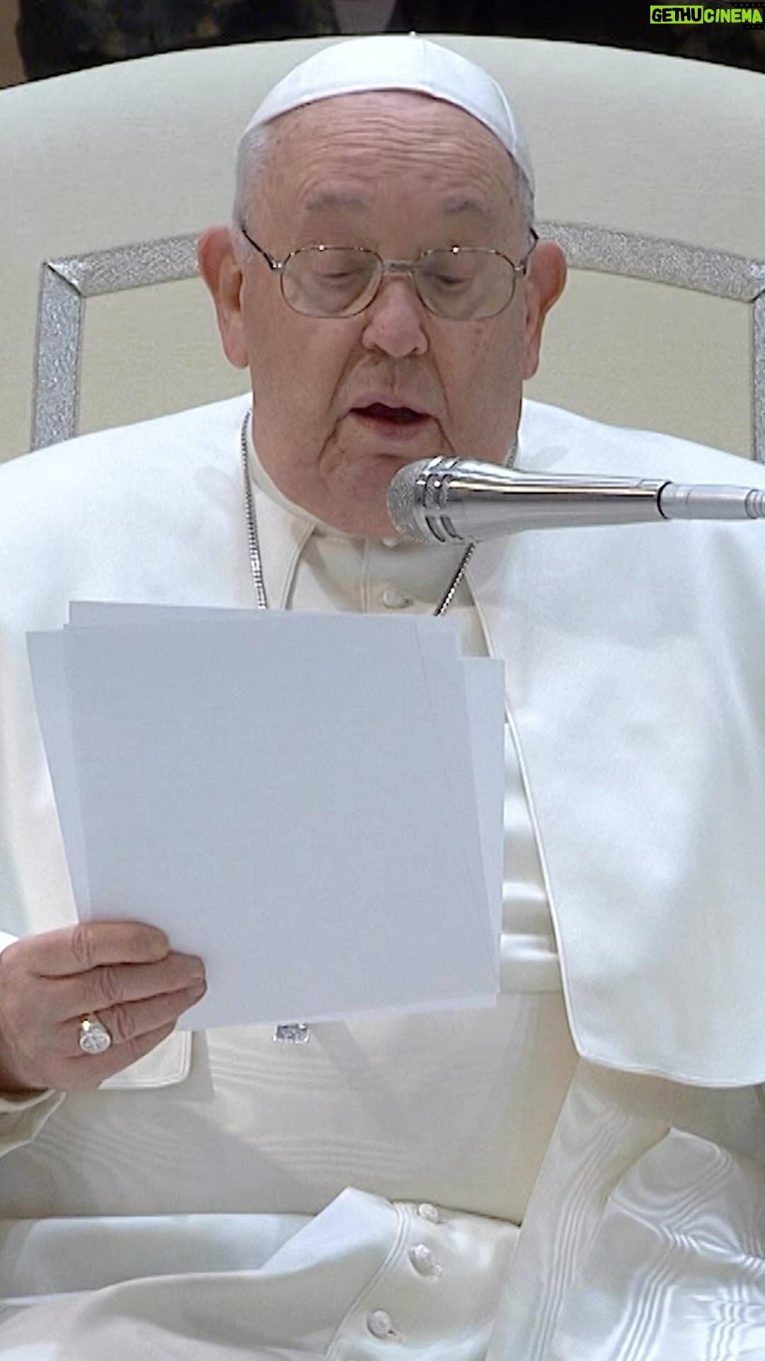 Pope Francis Instagram - EN: However much a person accumulates goods in this world, of one thing we can be absolutely sure: they will not enter the coffin with us. We cannot take property with us! Here the senselessness of this vice (avarice) is revealed. The bond of possession we create with objects is only apparent, because we are not the masters of the world. (…) This, of avarice, makes others laugh: that in the end we must give our body and soul to the Lord and we must leave everything behind. Let us be careful! And let us be generous, generous with everyone and generous with those who need us most. Thank you. PT: Por mais que uma pessoa acumule bens neste mundo, de uma coisa estamos absolutamente certos: que eles não caberão no caixão. Não podemos levar os bens connosco! Eis que se revela a insensatez deste vício (a avareza). O vínculo de posse que construímos com as coisas é apenas aparente, pois não somos donos do mundo. (...) É isto que, da avareza, leva os outros a rir: que no fim devemos dar o nosso corpo e a nossa alma ao Senhor, deixando tudo. Tenhamos cuidado! E sejamos generosos, generosos com todos e generosos com aqueles que mais precisam de nós. Obrigado! FR: Quelle que soit l'accumulation de biens dans ce monde, nous sommes absolument certains d'une chose : ils ne tiendront pas dans notre cercueil. Nous ne pouvons pas emporter de biens avec nous ! C'est là que se révèle l'absurdité de ce vice (l'avarice). Le lien de possession que nous construisons avec les choses n'est qu'apparent, car nous ne sommes pas les maîtres du monde. (...) C'est cela qui fait rire les autres concernant l'avarice : qu'à la fin nous devons donner notre corps et notre âme au Seigneur et que nous devons tout quitter. Soyons prudents ! Et soyons généreux, généreux avec tous et généreux avec ceux qui ont le plus besoin de nous. Je vous remercie.