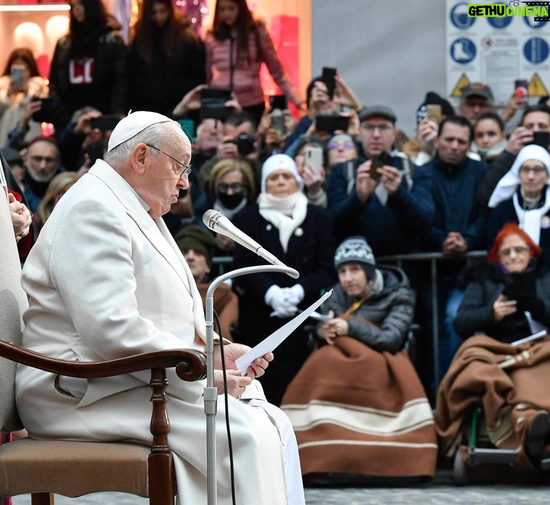 Pope Francis Instagram - EN: Let us entrust ourselves to our Mother, prayer particulary for peace, peace in Ukraine, peace in Palestine and Israel, and in every land wounded by war. Let us ask for peace, that hearts might be at peace, that there might be peace! PT: Entreguemo-nos à nossa Mãe, rezando em particular pela paz, a paz na Ucrânia, a paz na Palestina e em Israel, e em todas as terras feridas pelas guerras. Peçamos a paz, que os corações sejam pacificados, que haja paz! ES: Encomendémonos a nuestra Madre, rezando en especial por la paz, la paz en Ucrania, la paz en Palestina e Israel, y en todas las tierras heridas por las guerras. Pidamos paz, que los corazones se pacifiquen, ¡que haya paz! IT: Affidiamoci alla nostra Madre, pregando in particolare per la pace, la pace in Ucraina, la pace in Palestina e Israele, e in tutte le terre ferite dalle guerre. Chiediamo pace, che i cuori si pacifichino, che ci sia la pace! FR: Prions notre Mère, en particulier pour la paix, la paix en Ukraine, la paix en Palestine, en Israël, et dans toutes les terres meurtries par les guerres. Demandons la paix, que les cœurs s'apaisent, que vienne la paix! PL: Oddajmy się w opiekę naszej Matce, modląc się zwłaszcza o pokój: o pokój na Ukrainie, pokój w Palestynie i w Izraelu, i we wszystkich ziemiach zranionych przez wojnę. Prośmy o pokój, prośmy, żeby serca się uspokoiły, aby nastał pokój! Piazza di Spagna