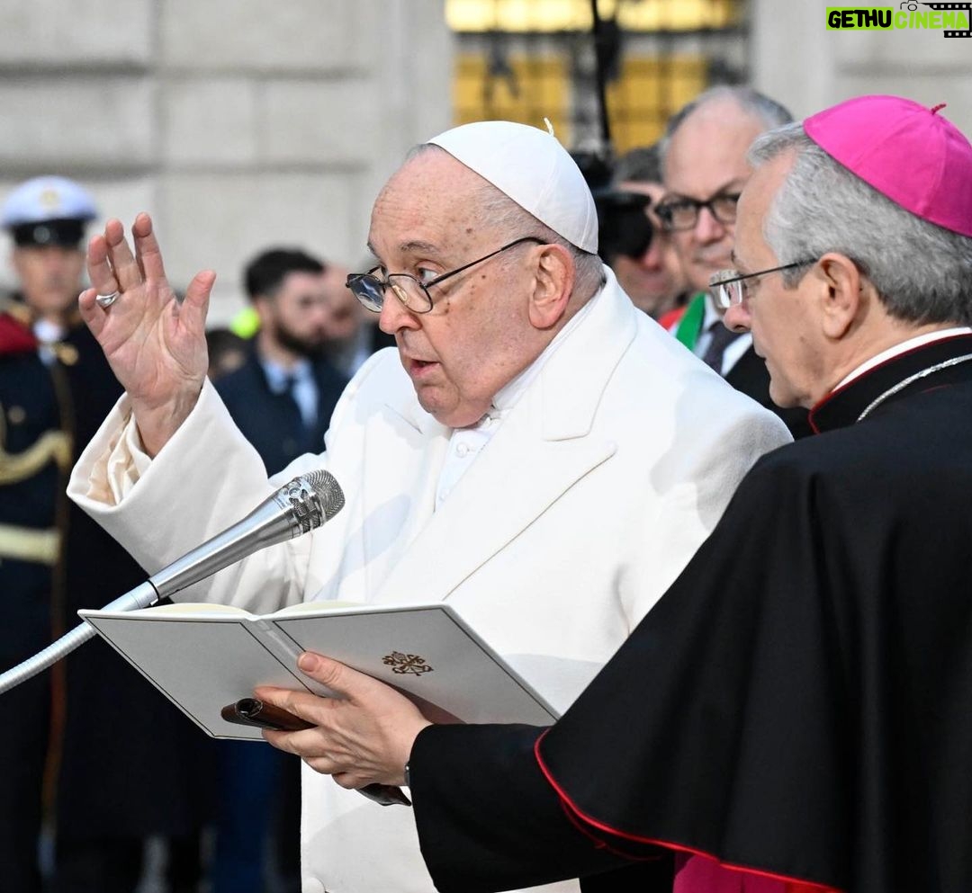 Pope Francis Instagram - EN: Let us entrust ourselves to our Mother, prayer particulary for peace, peace in Ukraine, peace in Palestine and Israel, and in every land wounded by war. Let us ask for peace, that hearts might be at peace, that there might be peace! PT: Entreguemo-nos à nossa Mãe, rezando em particular pela paz, a paz na Ucrânia, a paz na Palestina e em Israel, e em todas as terras feridas pelas guerras. Peçamos a paz, que os corações sejam pacificados, que haja paz! ES: Encomendémonos a nuestra Madre, rezando en especial por la paz, la paz en Ucrania, la paz en Palestina e Israel, y en todas las tierras heridas por las guerras. Pidamos paz, que los corazones se pacifiquen, ¡que haya paz! IT: Affidiamoci alla nostra Madre, pregando in particolare per la pace, la pace in Ucraina, la pace in Palestina e Israele, e in tutte le terre ferite dalle guerre. Chiediamo pace, che i cuori si pacifichino, che ci sia la pace! FR: Prions notre Mère, en particulier pour la paix, la paix en Ukraine, la paix en Palestine, en Israël, et dans toutes les terres meurtries par les guerres. Demandons la paix, que les cœurs s'apaisent, que vienne la paix! PL: Oddajmy się w opiekę naszej Matce, modląc się zwłaszcza o pokój: o pokój na Ukrainie, pokój w Palestynie i w Izraelu, i we wszystkich ziemiach zranionych przez wojnę. Prośmy o pokój, prośmy, żeby serca się uspokoiły, aby nastał pokój! Piazza di Spagna