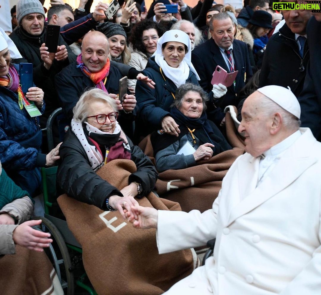 Pope Francis Instagram - EN: Let us entrust ourselves to our Mother, prayer particulary for peace, peace in Ukraine, peace in Palestine and Israel, and in every land wounded by war. Let us ask for peace, that hearts might be at peace, that there might be peace! PT: Entreguemo-nos à nossa Mãe, rezando em particular pela paz, a paz na Ucrânia, a paz na Palestina e em Israel, e em todas as terras feridas pelas guerras. Peçamos a paz, que os corações sejam pacificados, que haja paz! ES: Encomendémonos a nuestra Madre, rezando en especial por la paz, la paz en Ucrania, la paz en Palestina e Israel, y en todas las tierras heridas por las guerras. Pidamos paz, que los corazones se pacifiquen, ¡que haya paz! IT: Affidiamoci alla nostra Madre, pregando in particolare per la pace, la pace in Ucraina, la pace in Palestina e Israele, e in tutte le terre ferite dalle guerre. Chiediamo pace, che i cuori si pacifichino, che ci sia la pace! FR: Prions notre Mère, en particulier pour la paix, la paix en Ukraine, la paix en Palestine, en Israël, et dans toutes les terres meurtries par les guerres. Demandons la paix, que les cœurs s'apaisent, que vienne la paix! PL: Oddajmy się w opiekę naszej Matce, modląc się zwłaszcza o pokój: o pokój na Ukrainie, pokój w Palestynie i w Izraelu, i we wszystkich ziemiach zranionych przez wojnę. Prośmy o pokój, prośmy, żeby serca się uspokoiły, aby nastał pokój! Piazza di Spagna