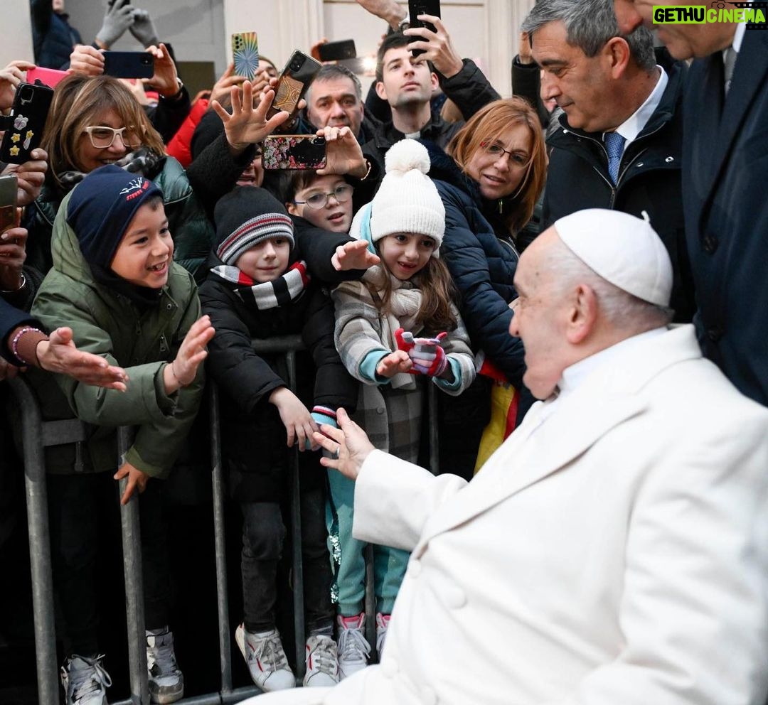 Pope Francis Instagram - EN: Let us entrust ourselves to our Mother, prayer particulary for peace, peace in Ukraine, peace in Palestine and Israel, and in every land wounded by war. Let us ask for peace, that hearts might be at peace, that there might be peace! PT: Entreguemo-nos à nossa Mãe, rezando em particular pela paz, a paz na Ucrânia, a paz na Palestina e em Israel, e em todas as terras feridas pelas guerras. Peçamos a paz, que os corações sejam pacificados, que haja paz! ES: Encomendémonos a nuestra Madre, rezando en especial por la paz, la paz en Ucrania, la paz en Palestina e Israel, y en todas las tierras heridas por las guerras. Pidamos paz, que los corazones se pacifiquen, ¡que haya paz! IT: Affidiamoci alla nostra Madre, pregando in particolare per la pace, la pace in Ucraina, la pace in Palestina e Israele, e in tutte le terre ferite dalle guerre. Chiediamo pace, che i cuori si pacifichino, che ci sia la pace! FR: Prions notre Mère, en particulier pour la paix, la paix en Ukraine, la paix en Palestine, en Israël, et dans toutes les terres meurtries par les guerres. Demandons la paix, que les cœurs s'apaisent, que vienne la paix! PL: Oddajmy się w opiekę naszej Matce, modląc się zwłaszcza o pokój: o pokój na Ukrainie, pokój w Palestynie i w Izraelu, i we wszystkich ziemiach zranionych przez wojnę. Prośmy o pokój, prośmy, żeby serca się uspokoiły, aby nastał pokój! Piazza di Spagna