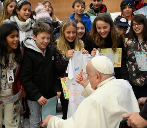 Pope Francis Instagram - EN: Let us ask the Holy Spirit to enlighten us so that we may be able to give an account of our faith and hope to today's world with words and, above all, with the testimony of our lives. #GeneralAudience
 
PT: Peçamos ao Espírito Santo que nos ilumine para que saibamos dar razão da nossa fé e da nossa esperança ao mundo de hoje com as palavras e, sobretudo, com o testemunho da nossa vida. #AudiênciaGeral
 
ES: Pidamos al Espíritu Santo que nos ilumine para que sepamos dar razones de nuestra fe y nuestra esperanza al mundo de hoy, no sólo con palabras sino con el testimonio de nuestra vida. #AudienciaGeneral
 
IT: Chiediamo allo Spirito Santo di illuminarci affinché sappiamo rendere ragione della nostra fede e della nostra speranza al mondo di oggi con le parole e soprattutto con la testimonianza della nostra vita. #UdienzaGenerale

FR: Demandons à l'Esprit Saint de nous éclairer pour que nous sachions rendre compte de notre foi et de notre espérance au monde d'aujourd'hui par des paroles et surtout par le témoignage de notre vie. #AudienceGénérale

PL: Prośmy o światło Ducha Świętego, abyśmy umieli uzasadnić naszą wiarę i naszą nadzieję w dzisiejszym świecie słowami, a przede wszystkim świadectwem naszego życia. #AudiencjaOgólna 

DE: Bitten wir den Heiligen Geist, uns zu erleuchten, damit wir der Welt von heute Rechenschaft ablegen können für unseren Glauben und unsere Hoffnung - mit Worten und vor allem mit dem Zeugnis unseres Lebens. #Generalaudienz