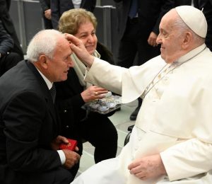 Pope Francis Instagram - EN: Let us ask the Holy Spirit to enlighten us so that we may be able to give an account of our faith and hope to today's world with words and, above all, with the testimony of our lives. #GeneralAudience
 
PT: Peçamos ao Espírito Santo que nos ilumine para que saibamos dar razão da nossa fé e da nossa esperança ao mundo de hoje com as palavras e, sobretudo, com o testemunho da nossa vida. #AudiênciaGeral
 
ES: Pidamos al Espíritu Santo que nos ilumine para que sepamos dar razones de nuestra fe y nuestra esperanza al mundo de hoy, no sólo con palabras sino con el testimonio de nuestra vida. #AudienciaGeneral
 
IT: Chiediamo allo Spirito Santo di illuminarci affinché sappiamo rendere ragione della nostra fede e della nostra speranza al mondo di oggi con le parole e soprattutto con la testimonianza della nostra vita. #UdienzaGenerale

FR: Demandons à l'Esprit Saint de nous éclairer pour que nous sachions rendre compte de notre foi et de notre espérance au monde d'aujourd'hui par des paroles et surtout par le témoignage de notre vie. #AudienceGénérale

PL: Prośmy o światło Ducha Świętego, abyśmy umieli uzasadnić naszą wiarę i naszą nadzieję w dzisiejszym świecie słowami, a przede wszystkim świadectwem naszego życia. #AudiencjaOgólna 

DE: Bitten wir den Heiligen Geist, uns zu erleuchten, damit wir der Welt von heute Rechenschaft ablegen können für unseren Glauben und unsere Hoffnung - mit Worten und vor allem mit dem Zeugnis unseres Lebens. #Generalaudienz