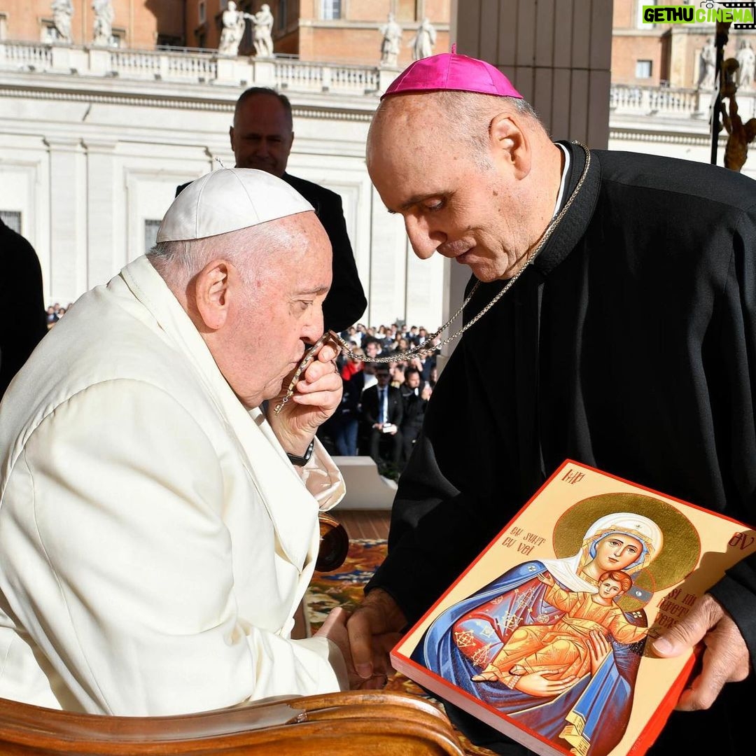 Pope Francis Instagram - EN: The Church is not a place for the perfect and the privileged. It is a community of disciples that bears witness to Jesus whom by grace they have come to know. We intercede for all, praying, loving and sacrificing ourselves for the world. #GeneralAudience PT: A Igreja não é um lugar de pessoas perfeitas e privilegiadas, mas uma comunidade de discípulos que dão testemunho Daquele que pela graça conheceu, Jesus, e que intercede por todos, rezando, amando e sacrificando-se pelo mundo. #AudiênciaGeral ES: La Iglesia no es un lugar de perfectos y privilegiados, sino una comunidad de discípulos que testimonia a Aquel que por gracia ha conocido, Jesús, y que intercede por todos, rezando, amando y sacrificándose por el mundo. #AudienciaGeneral IT: La Chiesa non è un posto di perfetti e di privilegiati, ma una comunità di discepoli che testimonia Colui che per grazia ha conosciuto, Gesù, e che intercede per tutti, pregando, amando e sacrificandosi per il mondo. #UdienzaGenerale FR: L'Église n'est pas un lieu réservé aux parfaits et aux privilégiés, mais une communauté de disciples qui témoigne de Celui que par grâce elle a connu, Jésus, et qui intercède pour tous, priant, aimant et se sacrifiant pour le monde. #AudienceGénérale DE: Die Kirche ist kein Ort von perfekten und privilegierten Menschen, sondern eine Jüngergemeinschaft, die Jesus bezeugt, den sie durch Gnade erkannt hat, und die Fürsprecherin aller Menschen ist, indem sie betet, liebt und sich für die Welt opfert. #Generalaudienz Vatican City