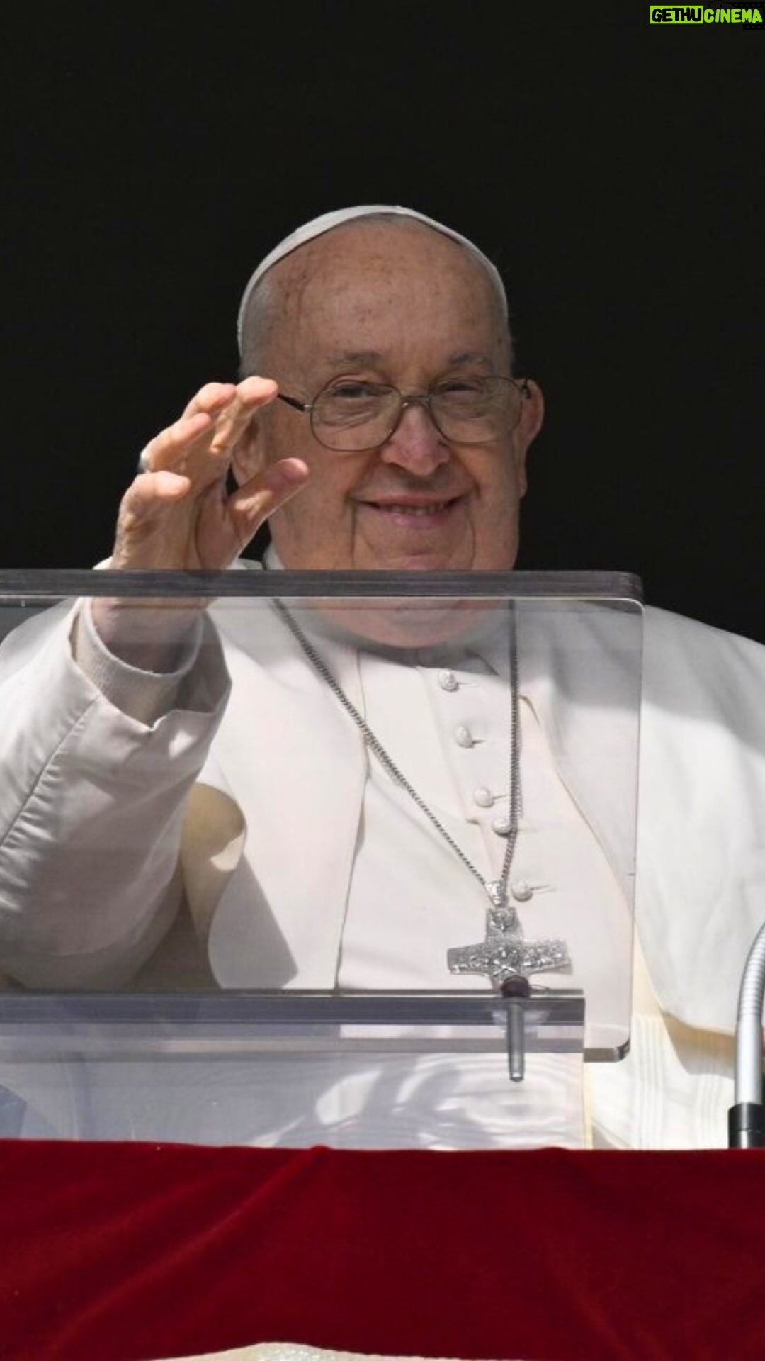 Pope Francis Instagram - ES: Los discípulos buscaron a Jesús, se fueron con Él y se quedaron toda la noche con Él. Y ahora anunciar. Luego, vuelven y anuncian. Buscan, moran, anuncian. ¿Busco a Jesús? ¿Permanezco en Jesús? ¿Tengo el valor de anunciar a Jesús? IT: I discepoli cercavano Gesù, poi sono andati con Lui e sono stati tutta la serata con Lui. E adesso annunciare. Poi, tornano e annunciano. Cercare, dimorare, annunciare. Io cerco Gesù? Io dimoro in Gesù? Io ho il coraggio di annunciare Gesù?