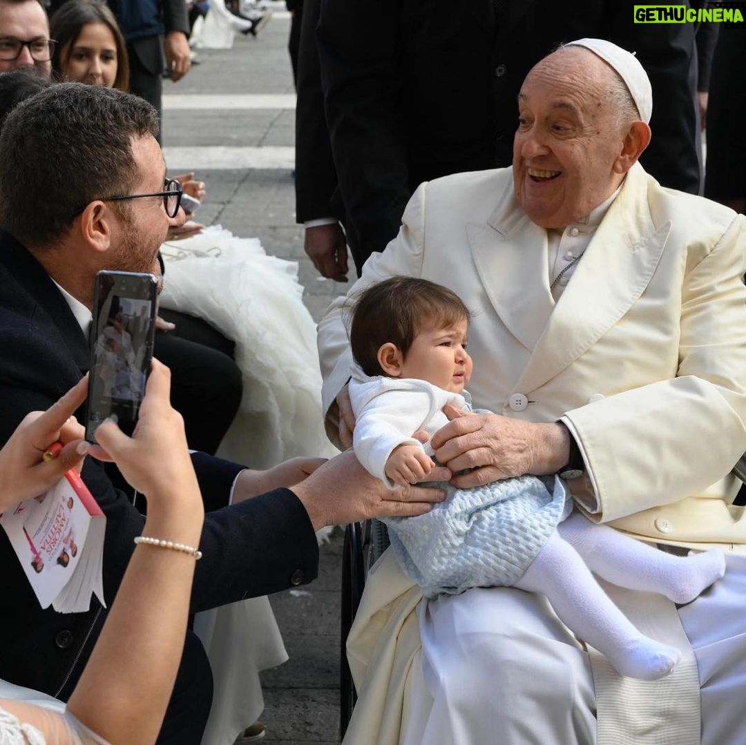 Pope Francis Instagram - EN: The Church is not a place for the perfect and the privileged. It is a community of disciples that bears witness to Jesus whom by grace they have come to know. We intercede for all, praying, loving and sacrificing ourselves for the world. #GeneralAudience PT: A Igreja não é um lugar de pessoas perfeitas e privilegiadas, mas uma comunidade de discípulos que dão testemunho Daquele que pela graça conheceu, Jesus, e que intercede por todos, rezando, amando e sacrificando-se pelo mundo. #AudiênciaGeral ES: La Iglesia no es un lugar de perfectos y privilegiados, sino una comunidad de discípulos que testimonia a Aquel que por gracia ha conocido, Jesús, y que intercede por todos, rezando, amando y sacrificándose por el mundo. #AudienciaGeneral IT: La Chiesa non è un posto di perfetti e di privilegiati, ma una comunità di discepoli che testimonia Colui che per grazia ha conosciuto, Gesù, e che intercede per tutti, pregando, amando e sacrificandosi per il mondo. #UdienzaGenerale FR: L'Église n'est pas un lieu réservé aux parfaits et aux privilégiés, mais une communauté de disciples qui témoigne de Celui que par grâce elle a connu, Jésus, et qui intercède pour tous, priant, aimant et se sacrifiant pour le monde. #AudienceGénérale DE: Die Kirche ist kein Ort von perfekten und privilegierten Menschen, sondern eine Jüngergemeinschaft, die Jesus bezeugt, den sie durch Gnade erkannt hat, und die Fürsprecherin aller Menschen ist, indem sie betet, liebt und sich für die Welt opfert. #Generalaudienz Vatican City