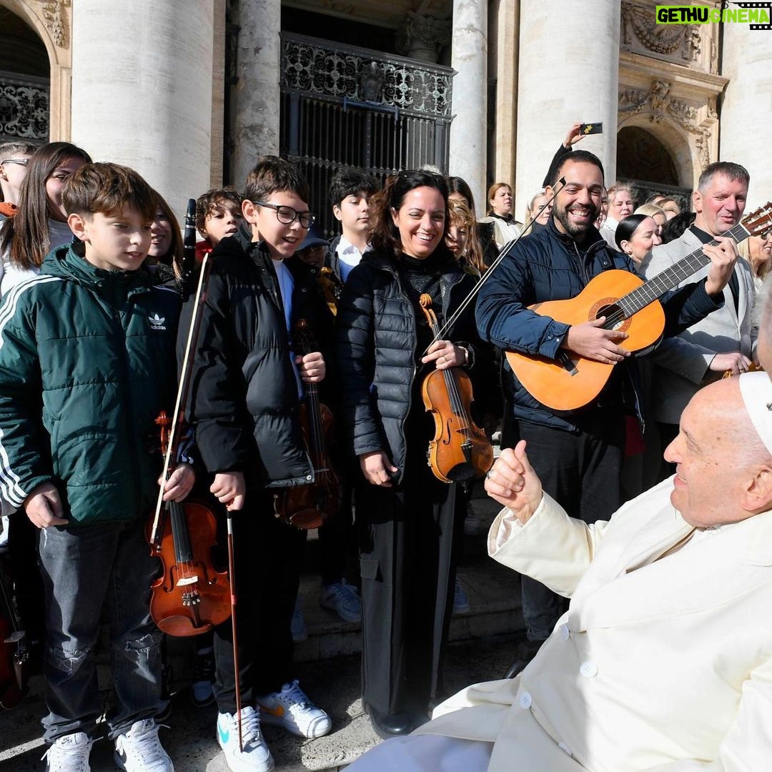 Pope Francis Instagram - EN: The Church is not a place for the perfect and the privileged. It is a community of disciples that bears witness to Jesus whom by grace they have come to know. We intercede for all, praying, loving and sacrificing ourselves for the world. #GeneralAudience PT: A Igreja não é um lugar de pessoas perfeitas e privilegiadas, mas uma comunidade de discípulos que dão testemunho Daquele que pela graça conheceu, Jesus, e que intercede por todos, rezando, amando e sacrificando-se pelo mundo. #AudiênciaGeral ES: La Iglesia no es un lugar de perfectos y privilegiados, sino una comunidad de discípulos que testimonia a Aquel que por gracia ha conocido, Jesús, y que intercede por todos, rezando, amando y sacrificándose por el mundo. #AudienciaGeneral IT: La Chiesa non è un posto di perfetti e di privilegiati, ma una comunità di discepoli che testimonia Colui che per grazia ha conosciuto, Gesù, e che intercede per tutti, pregando, amando e sacrificandosi per il mondo. #UdienzaGenerale FR: L'Église n'est pas un lieu réservé aux parfaits et aux privilégiés, mais une communauté de disciples qui témoigne de Celui que par grâce elle a connu, Jésus, et qui intercède pour tous, priant, aimant et se sacrifiant pour le monde. #AudienceGénérale DE: Die Kirche ist kein Ort von perfekten und privilegierten Menschen, sondern eine Jüngergemeinschaft, die Jesus bezeugt, den sie durch Gnade erkannt hat, und die Fürsprecherin aller Menschen ist, indem sie betet, liebt und sich für die Welt opfert. #Generalaudienz Vatican City