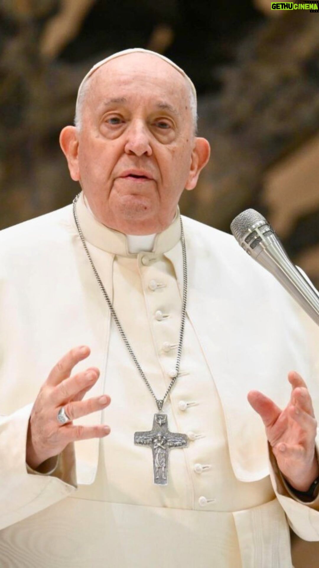 Pope Francis Instagram - EN: Jesus says clearly that what makes something to eat good or bad, let us say, the bad thing about food, is not the food in itself but the relationship we have with it. (…) The way we eat is the manifestation of something inner: a predisposition to balance or immoderation; the capacity to give thanks or the arrogant presumption of autonomy; the empathy of those who share food with the needy, or the selfishness of those who hoard everything for themselves. This question is so important. Tell me how you eat, and I will tell you what kind of soul you possess. In the way we eat, we reveal our inner selves, our habits, our psychological attitudes. PT: Jesus diz claramente que o que faz a bondade ou a maldade, digamos assim, de um alimento, não é o alimento em si, mas a relação que tivermos com ele.(...) A alimentação é a manifestação de algo interior: a predisposição para o equilíbrio, ou para o exagero; a capacidade de dar graças, ou a arrogante pretensão de autonomia; a empatia de quem sabe partilhar a comida com os necessitados, ou o egoísmo de quem acumula tudo para si. Esta questão é muito importante: diz-me como comes e dir-te-ei que alma tens. No modo de comer revela-se a nossa interioridade, os nossos hábitos, as nossas atitudes psíquicas. FR: Jésus précise que ce qui fait la bonté ou la méchanceté, dirons-nous, d’un aliment, ce n’est pas l’aliment lui-même, mais la relation que nous entretenons avec lui. L’alimentation est la manifestation de quelque chose d’intérieur : la prédisposition à l’équilibre ou à la démesure ; la capacité de rendre grâce ou la prétention arrogante à l’autonomie ; l’empathie de ceux qui savent partager la nourriture avec les nécessiteux ou l’égoïsme de ceux qui accumulent tout pour eux-mêmes. Dis-moi comment tu manges et je te dirai quelle âme tu possèdes.