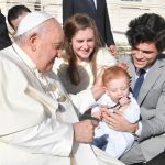 Pope Francis Instagram - EN: In every personal or social situation or circumstance of our life, the Lord is present and calls to us to inhabit our own time, to share our life with others, to mingle with the joys and sorrows of the world. #GeneralAudience PT: Em cada situação e circunstância pessoal ou social da nossa vida, o Senhor está presente e chama-nos a viver o nosso tempo, a partilhar a vida dos outros, a misturar-nos nas alegrias e tristezas do mundo. #AudiênciaGeral ES: En toda situación y circunstancia personal o social de nuestra vida, el Señor está presente y nos llama a habitar nuestro tiempo, a compartir la vida de los otros, a mezclarnos en las alegrías y los dolores del mundo. #AudienciaGeneral IT: In ogni situazione e circostanza personale o sociale della nostra vita, il Signore è presente e ci chiama ad abitare il nostro tempo, a condividere la vita degli altri, a mescolarci alle gioie e ai dolori del mondo. #UdienzaGenerale FR: Dans chaque situation et circonstance personnelle ou sociale de notre vie, le Seigneur est présent et nous appelle à habiter notre temps, à partager la vie des autres, à nous mêler aux joies et aux peines du monde. #AudienceGénérale DE: In jeder Situation und persönlichen wie gesellschaftlichen Lebenslage ist der Herr gegenwärtig und ruft uns auf, unsere Zeit zu bewohnen, das Leben der Anderen zu teilen und uns unter die Freuden und Leiden der Welt zu mischen. #Generalaudienz Vatican City
