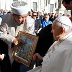 Pope Francis Instagram - EN: In every personal or social situation or circumstance of our life, the Lord is present and calls to us to inhabit our own time, to share our life with others, to mingle with the joys and sorrows of the world. #GeneralAudience PT: Em cada situação e circunstância pessoal ou social da nossa vida, o Senhor está presente e chama-nos a viver o nosso tempo, a partilhar a vida dos outros, a misturar-nos nas alegrias e tristezas do mundo. #AudiênciaGeral ES: En toda situación y circunstancia personal o social de nuestra vida, el Señor está presente y nos llama a habitar nuestro tiempo, a compartir la vida de los otros, a mezclarnos en las alegrías y los dolores del mundo. #AudienciaGeneral IT: In ogni situazione e circostanza personale o sociale della nostra vita, il Signore è presente e ci chiama ad abitare il nostro tempo, a condividere la vita degli altri, a mescolarci alle gioie e ai dolori del mondo. #UdienzaGenerale FR: Dans chaque situation et circonstance personnelle ou sociale de notre vie, le Seigneur est présent et nous appelle à habiter notre temps, à partager la vie des autres, à nous mêler aux joies et aux peines du monde. #AudienceGénérale DE: In jeder Situation und persönlichen wie gesellschaftlichen Lebenslage ist der Herr gegenwärtig und ruft uns auf, unsere Zeit zu bewohnen, das Leben der Anderen zu teilen und uns unter die Freuden und Leiden der Welt zu mischen. #Generalaudienz Vatican City