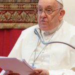 Pope Francis Instagram - PT: Talvez não nos apercebamos de que as vítimas civis não são «danos colaterais». São homens e mulheres com nomes e apelidos que perdem a vida. São crianças que ficam órfãs e privadas do futuro. São pessoas que padecem a fome, a sede e o frio ou que ficam mutiladas por causa da potência das armas modernas. Se conseguíssemos fixar cada um deles nos olhos, chamá-los por nome e evocar a sua história pessoal, veríamos a guerra como ela é: nada mais que uma enorme tragédia e um massacre inútil, que fere a dignidade de toda a pessoa nesta terra. ES: Puede que no caigamos en la cuenta de que las víctimas civiles no son “daños colaterales”; son hombres y mujeres con nombres y apellidos que pierden la vida. Son niños que quedan huérfanos y privados de un futuro. Son personas que sufren el hambre, la sed y el frío o que quedan mutiladas a causa de la potencia de las armas modernas. Si fuésemos capaces de mirar a cada uno de ellos a los ojos, de llamarlos por su nombre y de evocar su historia personal, miraríamos la guerra por lo que es: tan sólo una inmensa tragedia y una inútil masacre, que golpea la dignidad de cada persona sobre esta tierra. FR: Peut-être nous ne réalisons pas que les victimes civiles ne sont pas des “dommages collatéraux”. Ce sont des hommes et des femmes avec des noms et prénoms qui perdent la vie. Ce sont des enfants qui restent orphelins et privés d’avenir. Ce sont des personnes qui souffrent de la faim, de la soif et du froid ou qui restent mutilées à cause de la puissance des engins modernes. Si nous pouvions regarder chacun dans les yeux, l’appeler par son nom et évoquer son histoire personnelle, nous regarderions la guerre pour ce qu’elle est : rien d’autre qu’une immense tragédie et un massacre inutile qui affecte la dignité de toute personne sur cette terre.