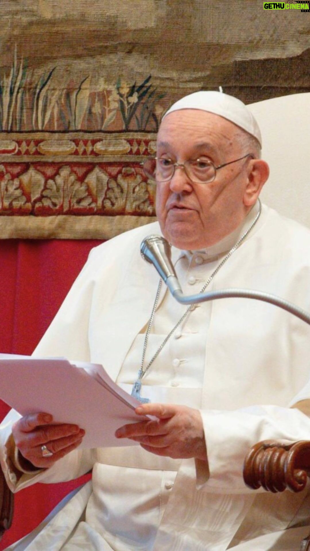 Pope Francis Instagram - PT: Talvez não nos apercebamos de que as vítimas civis não são «danos colaterais». São homens e mulheres com nomes e apelidos que perdem a vida. São crianças que ficam órfãs e privadas do futuro. São pessoas que padecem a fome, a sede e o frio ou que ficam mutiladas por causa da potência das armas modernas. Se conseguíssemos fixar cada um deles nos olhos, chamá-los por nome e evocar a sua história pessoal, veríamos a guerra como ela é: nada mais que uma enorme tragédia e um massacre inútil, que fere a dignidade de toda a pessoa nesta terra. ES: Puede que no caigamos en la cuenta de que las víctimas civiles no son “daños colaterales”; son hombres y mujeres con nombres y apellidos que pierden la vida. Son niños que quedan huérfanos y privados de un futuro. Son personas que sufren el hambre, la sed y el frío o que quedan mutiladas a causa de la potencia de las armas modernas. Si fuésemos capaces de mirar a cada uno de ellos a los ojos, de llamarlos por su nombre y de evocar su historia personal, miraríamos la guerra por lo que es: tan sólo una inmensa tragedia y una inútil masacre, que golpea la dignidad de cada persona sobre esta tierra. FR: Peut-être nous ne réalisons pas que les victimes civiles ne sont pas des “dommages collatéraux”. Ce sont des hommes et des femmes avec des noms et prénoms qui perdent la vie. Ce sont des enfants qui restent orphelins et privés d’avenir. Ce sont des personnes qui souffrent de la faim, de la soif et du froid ou qui restent mutilées à cause de la puissance des engins modernes. Si nous pouvions regarder chacun dans les yeux, l’appeler par son nom et évoquer son histoire personnelle, nous regarderions la guerre pour ce qu’elle est : rien d’autre qu’une immense tragédie et un massacre inutile qui affecte la dignité de toute personne sur cette terre.