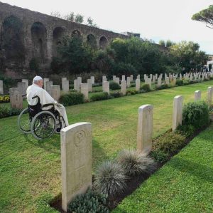 Pope Francis Instagram - EN: Today, thinking of the dead, let us ask the Lord for peace so that people are no longer killed in war. War is a defeat, always. Let us pray to the Lord for our deceased, for everyone - that the Lord might welcome them all.
 
PT: Hoje, pensando nos que morreram, peçamos ao Senhor que nos dê a paz, para que as pessoas não se matem mais em guerras. As guerras são sempre uma derrota, sempre. Rezemos ao Senhor por nossos falecidos, por todos. Que o Senhor receba todos eles.

ES: Hoy, pensando en los difuntos, pidamos al Señor la paz, para que la gente deje de matarse en las guerras. Las guerras son una derrota, siempre. Oremos al Señor por nuestros difuntos, por todos. Que el Señor los acoja a todos.
 
IT: Oggi pensando ai morti chiediamo al Signore la pace, perché la gente non si uccida più nelle guerre. Le guerre sono una sconfitta, sempre. Preghiamo il Signore per i nostri defunti, per tutti. Che il Signore li accolga tutti.
 
FR: Aujourd'hui, en pensant aux morts, demandons au Seigneur la paix, pour que les hommes ne s'entretuent plus dans les guerres. Les guerres sont toujours une défaite. Prions le Seigneur pour nos défunts, pour tous. Que le Seigneur les accueille tous.
 
PL: Myśląc dziś o poległych, prośmy Pana o pokój, aby ludzie nie zabijali się już więcej na wojnie. Wojny są porażką, zawsze. Módlmy się do Pana za zmarłych, za wszystkich. Niech Pan przyjmie ich wszystkich.