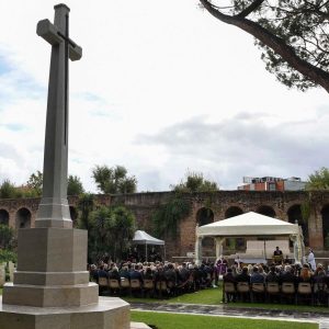 Pope Francis Instagram - EN: Today, thinking of the dead, let us ask the Lord for peace so that people are no longer killed in war. War is a defeat, always. Let us pray to the Lord for our deceased, for everyone - that the Lord might welcome them all.
 
PT: Hoje, pensando nos que morreram, peçamos ao Senhor que nos dê a paz, para que as pessoas não se matem mais em guerras. As guerras são sempre uma derrota, sempre. Rezemos ao Senhor por nossos falecidos, por todos. Que o Senhor receba todos eles.

ES: Hoy, pensando en los difuntos, pidamos al Señor la paz, para que la gente deje de matarse en las guerras. Las guerras son una derrota, siempre. Oremos al Señor por nuestros difuntos, por todos. Que el Señor los acoja a todos.
 
IT: Oggi pensando ai morti chiediamo al Signore la pace, perché la gente non si uccida più nelle guerre. Le guerre sono una sconfitta, sempre. Preghiamo il Signore per i nostri defunti, per tutti. Che il Signore li accolga tutti.
 
FR: Aujourd'hui, en pensant aux morts, demandons au Seigneur la paix, pour que les hommes ne s'entretuent plus dans les guerres. Les guerres sont toujours une défaite. Prions le Seigneur pour nos défunts, pour tous. Que le Seigneur les accueille tous.
 
PL: Myśląc dziś o poległych, prośmy Pana o pokój, aby ludzie nie zabijali się już więcej na wojnie. Wojny są porażką, zawsze. Módlmy się do Pana za zmarłych, za wszystkich. Niech Pan przyjmie ich wszystkich.