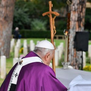 Pope Francis Instagram - EN: Today, thinking of the dead, let us ask the Lord for peace so that people are no longer killed in war. War is a defeat, always. Let us pray to the Lord for our deceased, for everyone - that the Lord might welcome them all.
 
PT: Hoje, pensando nos que morreram, peçamos ao Senhor que nos dê a paz, para que as pessoas não se matem mais em guerras. As guerras são sempre uma derrota, sempre. Rezemos ao Senhor por nossos falecidos, por todos. Que o Senhor receba todos eles.

ES: Hoy, pensando en los difuntos, pidamos al Señor la paz, para que la gente deje de matarse en las guerras. Las guerras son una derrota, siempre. Oremos al Señor por nuestros difuntos, por todos. Que el Señor los acoja a todos.
 
IT: Oggi pensando ai morti chiediamo al Signore la pace, perché la gente non si uccida più nelle guerre. Le guerre sono una sconfitta, sempre. Preghiamo il Signore per i nostri defunti, per tutti. Che il Signore li accolga tutti.
 
FR: Aujourd'hui, en pensant aux morts, demandons au Seigneur la paix, pour que les hommes ne s'entretuent plus dans les guerres. Les guerres sont toujours une défaite. Prions le Seigneur pour nos défunts, pour tous. Que le Seigneur les accueille tous.
 
PL: Myśląc dziś o poległych, prośmy Pana o pokój, aby ludzie nie zabijali się już więcej na wojnie. Wojny są porażką, zawsze. Módlmy się do Pana za zmarłych, za wszystkich. Niech Pan przyjmie ich wszystkich.