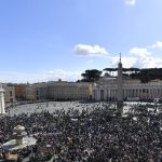 Pope Francis Instagram - EN: Here is a good resolution for #Lent. Let us cultivate open outlooks and become “seekers of light,” searching for the light of Jesus in prayer and other people. #Angelus PT: Eis um bom propósito para a #Quaresma: cultivar olhares atentos, tornar-se “buscadores de luz”, buscadores da luz de Jesus na oração e nas pessoas. #Angelus ES: He aquí un buen propósito para la #Cuaresma: cultivar miradas abiertas, convertirnos en “buscadores de luz”, buscadores de la luz de Jesús en la oración y en las personas. #Angelus IT: Ecco un buon proposito per la #Quaresima: coltivare sguardi aperti, diventare “cercatori di luce”, cercatori della luce di Gesù nella preghiera e nelle persone. #Angelus FR: Voici une bonne résolution pour le #Carême : cultiver des regards ouverts, devenir des “chercheurs de lumière”, des chercheurs de la lumière de Jésus dans la prière et dans les personnes. #Angelus DE: Hier ist ein guter Vorsatz für die #Fastenzeit: einen offen Blick pflegen, “Lichtsucher” werden, Sucher des Lichts Jesu im Gebet und in den Menschen, #Angelus