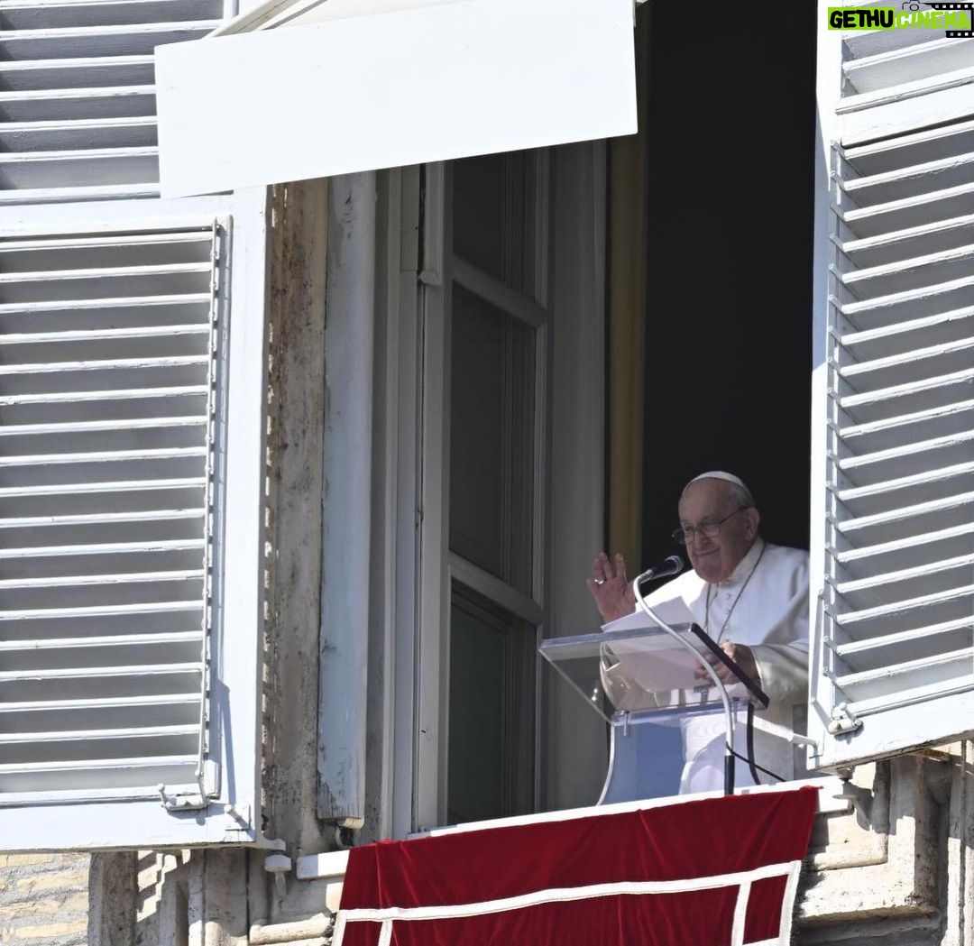 Pope Francis Instagram - EN: In this season of #Lent, let us retreat into the “desert.” May we dedicate time to silence to allow the voice of the Lord to speak to our heart and keep it in goodness. #Angelus PT: Neste tempo de #Quaresma retiremo-nos um pouco no “deserto”, dediquemos espaço ao silêncio para permitir que a voz do Senhor fale ao nosso coração e guarde-o no bem. #Angelus ES: En este tiempo de #Cuaresma retirémonos un poco al “desierto”, dediquemos espacio al silencio para permitir que la voz del Señor hable a nuestros corazones y los mantenga en el bien. #Angelus IT: In questo tempo di #Quaresima ritiriamoci un poco nel “deserto”, dedichiamo spazio al silenzio per permettere alla voce del Signore di parlarci al cuore e custodirlo nel bene. #Angelus FR: En ce temps de #Carême, retirons-nous un peu dans le “désert”, consacrons une place au silence pour permettre à la voix du Seigneur de parler à notre cœur et de le maintenir dans la bonté. #Angelus DE: In dieser #Fastenzeit wollen wir uns etwas in die “Wüste” zurückziehen und der Stille Raum geben, damit die Stimme des Herrn zu unserem Herzen sprechen und es im Guten bewahren kann. #Angelus PL: W czasie #WielkiPost wycofajmy się trochę na „pustynię”, dajmy więcej miejsca ciszy, aby pozwolić na to, by głos Pana przemawiał do naszych serc i utrzymywał je w dobroci. #AniołPański Città Del Vaticano
