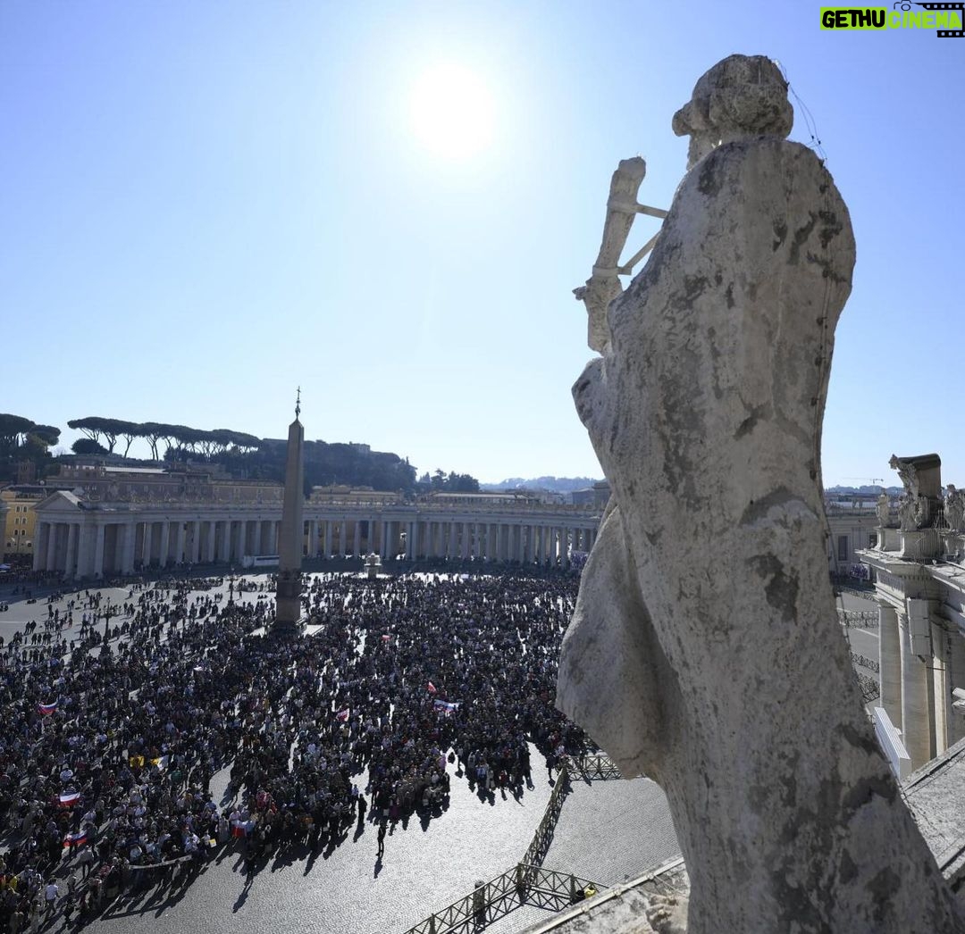 Pope Francis Instagram - EN: In this season of #Lent, let us retreat into the “desert.” May we dedicate time to silence to allow the voice of the Lord to speak to our heart and keep it in goodness. #Angelus PT: Neste tempo de #Quaresma retiremo-nos um pouco no “deserto”, dediquemos espaço ao silêncio para permitir que a voz do Senhor fale ao nosso coração e guarde-o no bem. #Angelus ES: En este tiempo de #Cuaresma retirémonos un poco al “desierto”, dediquemos espacio al silencio para permitir que la voz del Señor hable a nuestros corazones y los mantenga en el bien. #Angelus IT: In questo tempo di #Quaresima ritiriamoci un poco nel “deserto”, dedichiamo spazio al silenzio per permettere alla voce del Signore di parlarci al cuore e custodirlo nel bene. #Angelus FR: En ce temps de #Carême, retirons-nous un peu dans le “désert”, consacrons une place au silence pour permettre à la voix du Seigneur de parler à notre cœur et de le maintenir dans la bonté. #Angelus DE: In dieser #Fastenzeit wollen wir uns etwas in die “Wüste” zurückziehen und der Stille Raum geben, damit die Stimme des Herrn zu unserem Herzen sprechen und es im Guten bewahren kann. #Angelus PL: W czasie #WielkiPost wycofajmy się trochę na „pustynię”, dajmy więcej miejsca ciszy, aby pozwolić na to, by głos Pana przemawiał do naszych serc i utrzymywał je w dobroci. #AniołPański Città Del Vaticano
