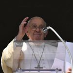 Pope Francis Instagram - ES: Los espíritus angélicos, en cambio, evocan los pensamientos y sentimientos buenos sugeridos por el Espíritu Santo. Mientras que las tentaciones nos desgarran, las buenas inspiraciones divinas nos unifican y nos hacen entrar en armonía: aquietan el corazón, infunden el gusto por Cristo, infunden "el sabor del Cielo". Y para captar la inspiración de Dios y comprender bien, necesitamos entrar en el silencio y la oración. Y la Cuaresma es el tiempo para hacer esto. PT: Os espíritos angélicos, em vez disso, recordam os pensamentos e sentimentos bons sugeridos pelo Espírito Santo. Enquanto as tentações nos dilaceram, as boas inspirações divinas unificam-nos e fazem-nos entrar em harmonia: acalmam o coração, infundem o sabor de Cristo, infundem «o sabor do Céu». E para captar a inspiração de Deus e compreendê-la bem, é preciso entrar no silêncio e oração. E a Quaresma é o tempo para fazer isso. FR: Les esprits angéliques, en revanche, rappellent les bonnes pensées et les sentiments suggérés par l'Esprit Saint. Alors que les tentations nous déchirent, les bonnes inspirations divines nous unifient dans l'harmonie : elles désaltèrent le cœur, infusent le goût du Christ, "le goût du Ciel". Et pour cueillir l'inspiration de Dieu et bien comprendre, il faut faire silence et entrer dans la prière. Et le Carême est le moment de le faire. IT: Gli spiriti angelici richiamano invece i pensieri e i sentimenti buoni suggeriti dallo Spirito Santo. Mentre le tentazioni ci dilaniano, le buone ispirazioni divine ci unificano e ci fanno entrare nell’armonia: acquietano il cuore, infondono il gusto di Cristo, infondono “il sapore del Cielo”. E per cogliere l’ispirazione di Dio e capire bene, ci vuole entrare nel silenzio e preghiera. La Quaresima è il tempo di fare questo.