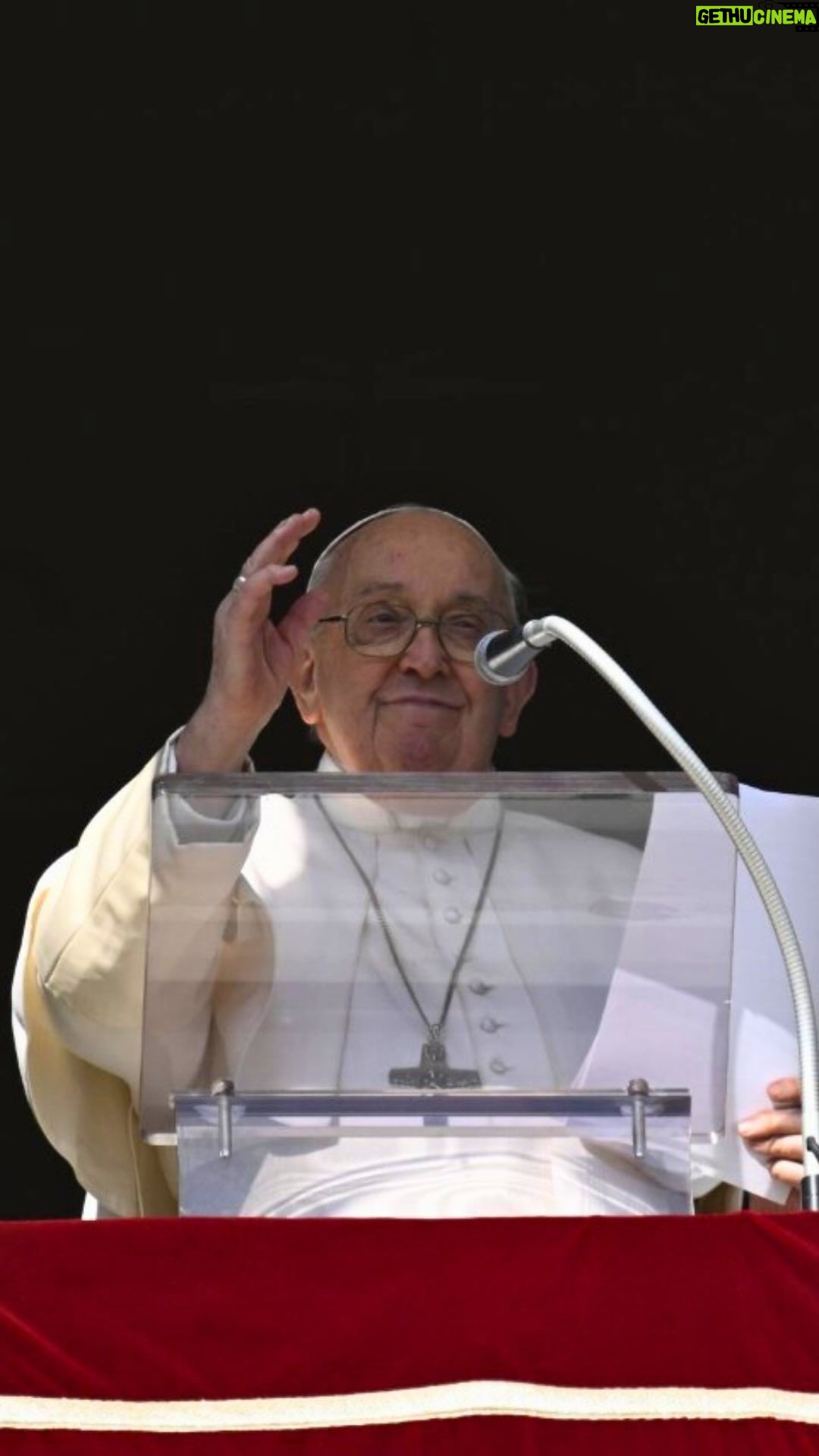 Pope Francis Instagram - ES: Los espíritus angélicos, en cambio, evocan los pensamientos y sentimientos buenos sugeridos por el Espíritu Santo. Mientras que las tentaciones nos desgarran, las buenas inspiraciones divinas nos unifican y nos hacen entrar en armonía: aquietan el corazón, infunden el gusto por Cristo, infunden "el sabor del Cielo". Y para captar la inspiración de Dios y comprender bien, necesitamos entrar en el silencio y la oración. Y la Cuaresma es el tiempo para hacer esto. PT: Os espíritos angélicos, em vez disso, recordam os pensamentos e sentimentos bons sugeridos pelo Espírito Santo. Enquanto as tentações nos dilaceram, as boas inspirações divinas unificam-nos e fazem-nos entrar em harmonia: acalmam o coração, infundem o sabor de Cristo, infundem «o sabor do Céu». E para captar a inspiração de Deus e compreendê-la bem, é preciso entrar no silêncio e oração. E a Quaresma é o tempo para fazer isso. FR: Les esprits angéliques, en revanche, rappellent les bonnes pensées et les sentiments suggérés par l'Esprit Saint. Alors que les tentations nous déchirent, les bonnes inspirations divines nous unifient dans l'harmonie : elles désaltèrent le cœur, infusent le goût du Christ, "le goût du Ciel". Et pour cueillir l'inspiration de Dieu et bien comprendre, il faut faire silence et entrer dans la prière. Et le Carême est le moment de le faire. IT: Gli spiriti angelici richiamano invece i pensieri e i sentimenti buoni suggeriti dallo Spirito Santo. Mentre le tentazioni ci dilaniano, le buone ispirazioni divine ci unificano e ci fanno entrare nell’armonia: acquietano il cuore, infondono il gusto di Cristo, infondono “il sapore del Cielo”. E per cogliere l’ispirazione di Dio e capire bene, ci vuole entrare nel silenzio e preghiera. La Quaresima è il tempo di fare questo.