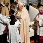 Pope Francis Instagram - EN: Let us be restless, let us be moved by the Spirit, like Simeon and Anna. If, like them, we live in expectation, safeguarding our interior life and in conformity with the Gospel, we will embrace Jesus, the light and hope of life. #PresentationOfTheLord PT: Deixemo-nos interpelar, deixemo-nos mover pelo Espírito, como Simeão e Ana. Se vivermos, como eles, a expetativa salvaguardando a vida interior e permanecendo coerentes com o estilo do Evangelho, abraçaremos Jesus, luz e esperança da vida. #ApresentaçãodoSenhor ES: Dejémonos interpelar, dejémonos mover por el Espíritu, como Simeón y Ana. Si sabemos vivir la espera como ellos, en el cuidado de la vida interior y en coherencia con el estilo del Evangelio, entonces abrazaremos a Jesús, luz y esperanza de la vida. #PresentacióndelSeñor IT: Lasciamoci inquietare, lasciamoci muovere dallo Spirito, come Simeone e Anna. Se come loro vivremo l’attesa nella custodia della vita interiore e nella coerenza con lo stile del Vangelo, abbracceremo Gesù, luce e speranza della vita. #PresentazionedelSignore FR: Laissons-nous inquiéter, laissons-nous mouvoir par l’Esprit, comme Siméon et Anne. Si, comme eux, nous vivons l’attente dans la garde de la vie intérieure et en cohérence avec le style de l’Évangile, nous embrasserons Jésus, lumière et espérance de la vie. #PrésentationDeJésus PL: Pozwólmy się zaniepokoić, pozwólmy się poruszyć Duchowi, jak Symeon i Anna. Jeśli tak jak oni będziemy żyli oczekiwaniem, strzegąc życia wewnętrznego i w zgodzie ze stylem Ewangelii, przyjmiemy Jezusa, światło i nadzieję życia. #OfiarowaniePańskie DE: Lassen wir uns in Unruhe versetzen und vom Geist bewegen wie Simeon und Hanna. Wenn wir die Erwartung leben wie sie, indem wir das innere Leben pflegen im Einklang mit dem Stil des Evangeliums, werden wir Jesus umarmen, Licht und Hoffnung des Lebens. #DarstellungdesHerrn Basilica di San Pietro in Vaticano