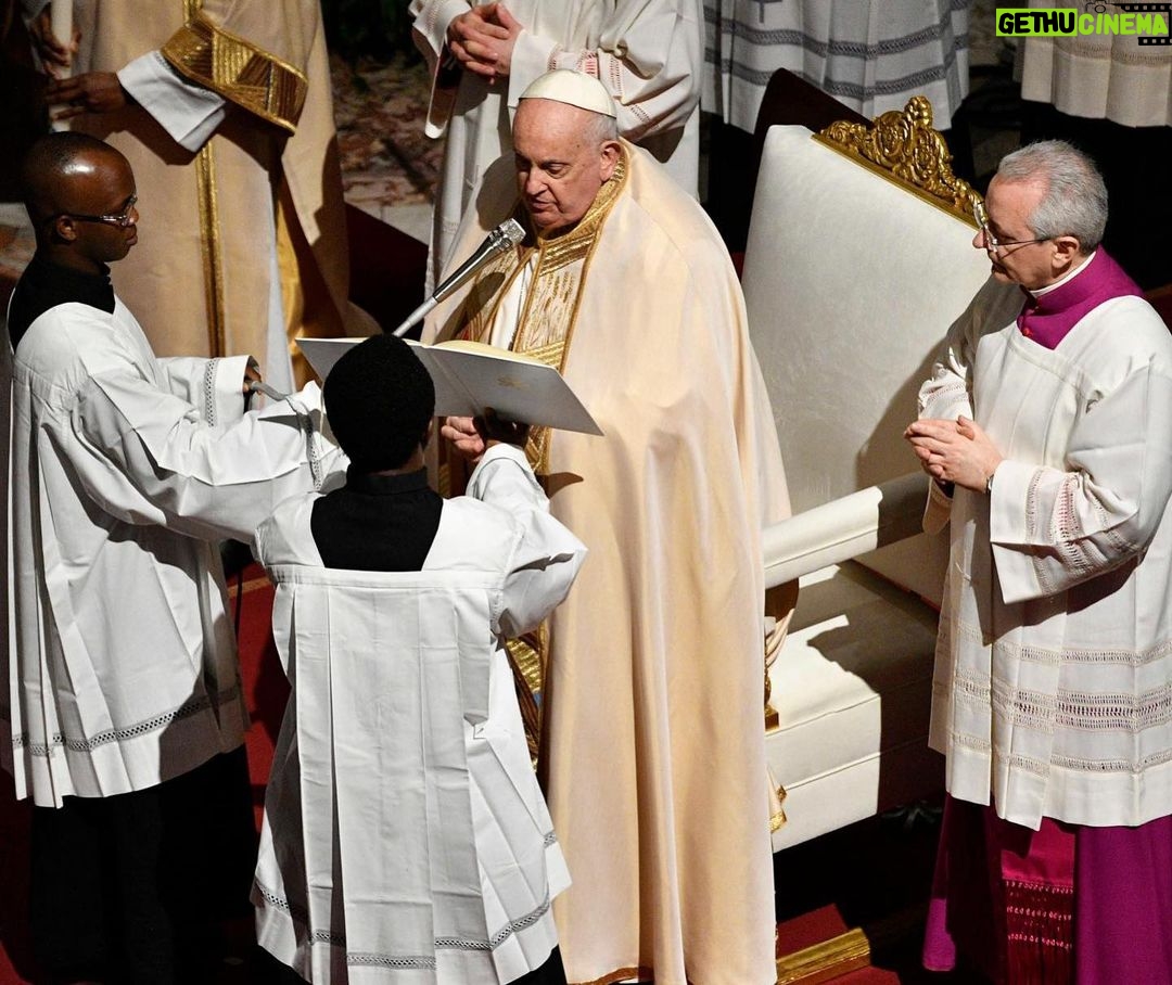 Pope Francis Instagram - EN: Let us be restless, let us be moved by the Spirit, like Simeon and Anna. If, like them, we live in expectation, safeguarding our interior life and in conformity with the Gospel, we will embrace Jesus, the light and hope of life. #PresentationOfTheLord PT: Deixemo-nos interpelar, deixemo-nos mover pelo Espírito, como Simeão e Ana. Se vivermos, como eles, a expetativa salvaguardando a vida interior e permanecendo coerentes com o estilo do Evangelho, abraçaremos Jesus, luz e esperança da vida. #ApresentaçãodoSenhor ES: Dejémonos interpelar, dejémonos mover por el Espíritu, como Simeón y Ana. Si sabemos vivir la espera como ellos, en el cuidado de la vida interior y en coherencia con el estilo del Evangelio, entonces abrazaremos a Jesús, luz y esperanza de la vida. #PresentacióndelSeñor IT: Lasciamoci inquietare, lasciamoci muovere dallo Spirito, come Simeone e Anna. Se come loro vivremo l’attesa nella custodia della vita interiore e nella coerenza con lo stile del Vangelo, abbracceremo Gesù, luce e speranza della vita. #PresentazionedelSignore FR: Laissons-nous inquiéter, laissons-nous mouvoir par l’Esprit, comme Siméon et Anne. Si, comme eux, nous vivons l’attente dans la garde de la vie intérieure et en cohérence avec le style de l’Évangile, nous embrasserons Jésus, lumière et espérance de la vie. #PrésentationDeJésus PL: Pozwólmy się zaniepokoić, pozwólmy się poruszyć Duchowi, jak Symeon i Anna. Jeśli tak jak oni będziemy żyli oczekiwaniem, strzegąc życia wewnętrznego i w zgodzie ze stylem Ewangelii, przyjmiemy Jezusa, światło i nadzieję życia. #OfiarowaniePańskie DE: Lassen wir uns in Unruhe versetzen und vom Geist bewegen wie Simeon und Hanna. Wenn wir die Erwartung leben wie sie, indem wir das innere Leben pflegen im Einklang mit dem Stil des Evangeliums, werden wir Jesus umarmen, Licht und Hoffnung des Lebens. #DarstellungdesHerrn Basilica di San Pietro in Vaticano