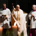 Pope Francis Instagram - EN: Let us be restless, let us be moved by the Spirit, like Simeon and Anna. If, like them, we live in expectation, safeguarding our interior life and in conformity with the Gospel, we will embrace Jesus, the light and hope of life. #PresentationOfTheLord PT: Deixemo-nos interpelar, deixemo-nos mover pelo Espírito, como Simeão e Ana. Se vivermos, como eles, a expetativa salvaguardando a vida interior e permanecendo coerentes com o estilo do Evangelho, abraçaremos Jesus, luz e esperança da vida. #ApresentaçãodoSenhor ES: Dejémonos interpelar, dejémonos mover por el Espíritu, como Simeón y Ana. Si sabemos vivir la espera como ellos, en el cuidado de la vida interior y en coherencia con el estilo del Evangelio, entonces abrazaremos a Jesús, luz y esperanza de la vida. #PresentacióndelSeñor IT: Lasciamoci inquietare, lasciamoci muovere dallo Spirito, come Simeone e Anna. Se come loro vivremo l’attesa nella custodia della vita interiore e nella coerenza con lo stile del Vangelo, abbracceremo Gesù, luce e speranza della vita. #PresentazionedelSignore FR: Laissons-nous inquiéter, laissons-nous mouvoir par l’Esprit, comme Siméon et Anne. Si, comme eux, nous vivons l’attente dans la garde de la vie intérieure et en cohérence avec le style de l’Évangile, nous embrasserons Jésus, lumière et espérance de la vie. #PrésentationDeJésus PL: Pozwólmy się zaniepokoić, pozwólmy się poruszyć Duchowi, jak Symeon i Anna. Jeśli tak jak oni będziemy żyli oczekiwaniem, strzegąc życia wewnętrznego i w zgodzie ze stylem Ewangelii, przyjmiemy Jezusa, światło i nadzieję życia. #OfiarowaniePańskie DE: Lassen wir uns in Unruhe versetzen und vom Geist bewegen wie Simeon und Hanna. Wenn wir die Erwartung leben wie sie, indem wir das innere Leben pflegen im Einklang mit dem Stil des Evangeliums, werden wir Jesus umarmen, Licht und Hoffnung des Lebens. #DarstellungdesHerrn Basilica di San Pietro in Vaticano