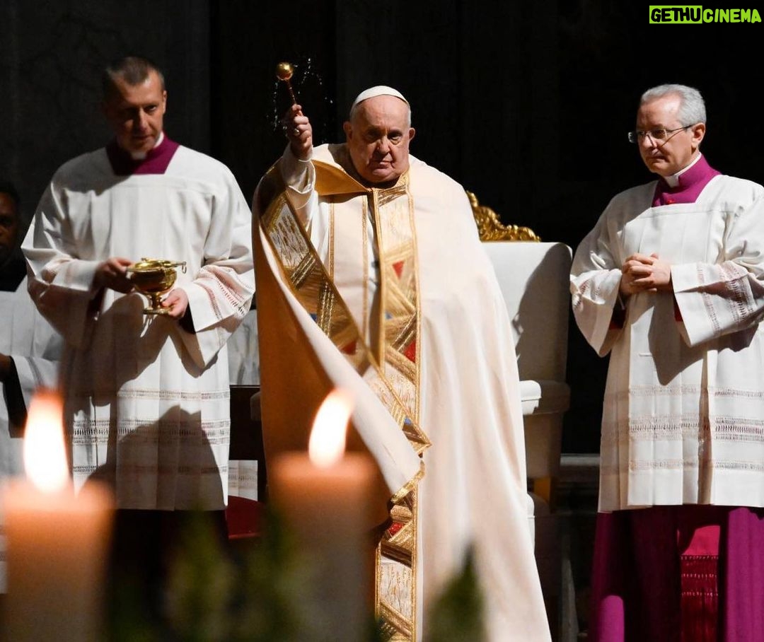 Pope Francis Instagram - EN: Let us be restless, let us be moved by the Spirit, like Simeon and Anna. If, like them, we live in expectation, safeguarding our interior life and in conformity with the Gospel, we will embrace Jesus, the light and hope of life. #PresentationOfTheLord PT: Deixemo-nos interpelar, deixemo-nos mover pelo Espírito, como Simeão e Ana. Se vivermos, como eles, a expetativa salvaguardando a vida interior e permanecendo coerentes com o estilo do Evangelho, abraçaremos Jesus, luz e esperança da vida. #ApresentaçãodoSenhor ES: Dejémonos interpelar, dejémonos mover por el Espíritu, como Simeón y Ana. Si sabemos vivir la espera como ellos, en el cuidado de la vida interior y en coherencia con el estilo del Evangelio, entonces abrazaremos a Jesús, luz y esperanza de la vida. #PresentacióndelSeñor IT: Lasciamoci inquietare, lasciamoci muovere dallo Spirito, come Simeone e Anna. Se come loro vivremo l’attesa nella custodia della vita interiore e nella coerenza con lo stile del Vangelo, abbracceremo Gesù, luce e speranza della vita. #PresentazionedelSignore FR: Laissons-nous inquiéter, laissons-nous mouvoir par l’Esprit, comme Siméon et Anne. Si, comme eux, nous vivons l’attente dans la garde de la vie intérieure et en cohérence avec le style de l’Évangile, nous embrasserons Jésus, lumière et espérance de la vie. #PrésentationDeJésus PL: Pozwólmy się zaniepokoić, pozwólmy się poruszyć Duchowi, jak Symeon i Anna. Jeśli tak jak oni będziemy żyli oczekiwaniem, strzegąc życia wewnętrznego i w zgodzie ze stylem Ewangelii, przyjmiemy Jezusa, światło i nadzieję życia. #OfiarowaniePańskie DE: Lassen wir uns in Unruhe versetzen und vom Geist bewegen wie Simeon und Hanna. Wenn wir die Erwartung leben wie sie, indem wir das innere Leben pflegen im Einklang mit dem Stil des Evangeliums, werden wir Jesus umarmen, Licht und Hoffnung des Lebens. #DarstellungdesHerrn Basilica di San Pietro in Vaticano