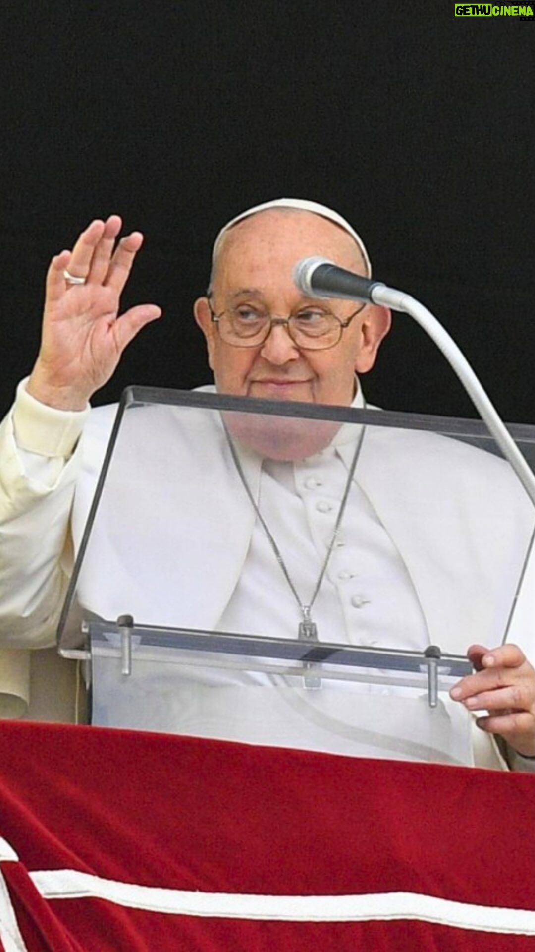 Pope Francis Instagram - PT: Queridos irmãos e irmãs! Dois dias atrás, se celebrou o Dia Internacional da Mulher. Gostaria de dirigir um pensamento e expressar minha proximidade a todas as mulheres, especialmente àquelas cuja dignidade não é respeitada. Há ainda muito trabalho que cada um de nós deve fazer para que seja reconhecida concretamente a igualdade de dignidade das mulheres. São as instituições, sociais e políticas, que têm o dever fundamental de proteger e promover a dignidade de todo ser humano, oferecendo às mulheres, portadoras da vida, as condições necessárias para que possam acolher o dom da vida e assegurar a seus filhos uma existência digna. ES: Hace dos días celebramos el Día Internacional de la Mujer. Quisiera dirigir un pensamiento y expresar mi cercanía a todas las mujeres, especialmente a aquellas cuya dignidad no se respeta. Todavía nos queda mucho trabajo por hacer a cada uno de nosotros para que se reconozca concretamente la igual dignidad de la mujer. Son las instituciones, sociales y políticas, las que tienen el deber fundamental de proteger y promover la dignidad de todo ser humano, ofreciendo a las mujeres, portadoras de vida, las condiciones necesarias para poder acoger el don de la vida y asegurar a sus hijos una existencia digna. IT: Due giorni fa si è celebrata la Giornata internazionale della donna. Vorrei rivolgere un pensiero ed esprimere la mia vicinanza a tutte le donne, specialmente a quelle la cui dignità non viene rispettata. C’è ancora tanto lavoro che ciascuno di noi deve fare perché sia riconosciuta concretamente la pari dignità delle donne. Sono le istituzioni, sociali e politiche, che hanno il dovere fondamentale di proteggere e promuovere la dignità di ogni essere umano, offrendo alle donne, portatrici di vita, le condizioni necessarie per poter accogliere il dono della vita e assicurare ai figli un’esistenza degna.