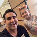 Pouria Poursorkh Instagram – .
بهترين اتفاق دنيا اينه كه لوكيشن فيلمبردارى ،كنار مهد كودك باشه…يعنى حس اين رو دارى كه خدا در بهشت رو بازگذاشته…روزم رو ساخت ديدن اين فرشته هاى كوچولو 🥰