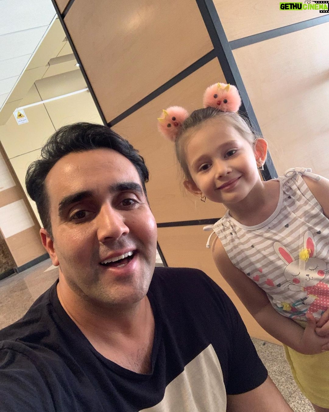 Pouria Poursorkh Instagram - . بهترين اتفاق دنيا اينه كه لوكيشن فيلمبردارى ،كنار مهد كودك باشه...يعنى حس اين رو دارى كه خدا در بهشت رو بازگذاشته...روزم رو ساخت ديدن اين فرشته هاى كوچولو 🥰