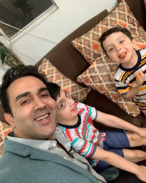 Pouria Poursorkh Instagram - .
چند نكته مهم در مورد كمك به ساميار عزيز :
اول از همه دوستانى از خارج از كشور و بخصوص اروپا در دايركت پيام دادن براى تأمين داروهاى ساميار ،كه ممنون ميشم از دوستانى كه شرايطش رو دارند اعلام آمادگى كنند تا راه هام بهترى براى رسوندن داروهابدست خانواده شون پيدا كنيم.
.
دوم اينكه كمكهاى نقدى رو صرفاً به كارت مادر خانواده واريز كنيد-كه بوضوح زير ويديو مشخصه- و چقدر ممنون ميشم اگر فيش رو هم براى من دايركت كنيد چون براى يه روز خوب برنامه دارم براش..
.
و آخر اينكه چند تن از پزشكان محترم از طريق دايركت اعلام آمادگى كردن براى كمك به ساميار كه ضمن تشكر اطلاعاتشون رو سريع به خانواده محترم ساميار اعلام ميكنم.