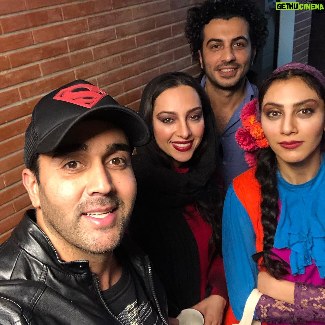 Pouria Poursorkh Instagram - يكى از بهترين كارهايي بود كه به عمرم ديدم...روراست به خلاقيت و اجراى تك تكتون حسودى كردم...اين متن ، كارگردانى و اجراى بينظير، كوفتتون بشه رفقا 👊🏾🤪 Iran Artists خانه هنرمندان ایران