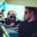 Pouria Poursorkh Instagram – هادى حاجتمند كارگردانى كه خيلى شبيه به افكارش زندگى ميكنه…شعار نميده، عمل ميكنه، زندگى ميكنه عقايدش رو و اين باعث ميشه شرافت رو ببينى در وجودش…#فيلم_مديترانه ..شايد امكانات ، بودجه و حمايت نداشتيم ولى عشق و صداقت و انگيزه داشتيم، خوبم داشتيم…دلتنگ تك تك عوامل و خسته نباشيد به همه 💐