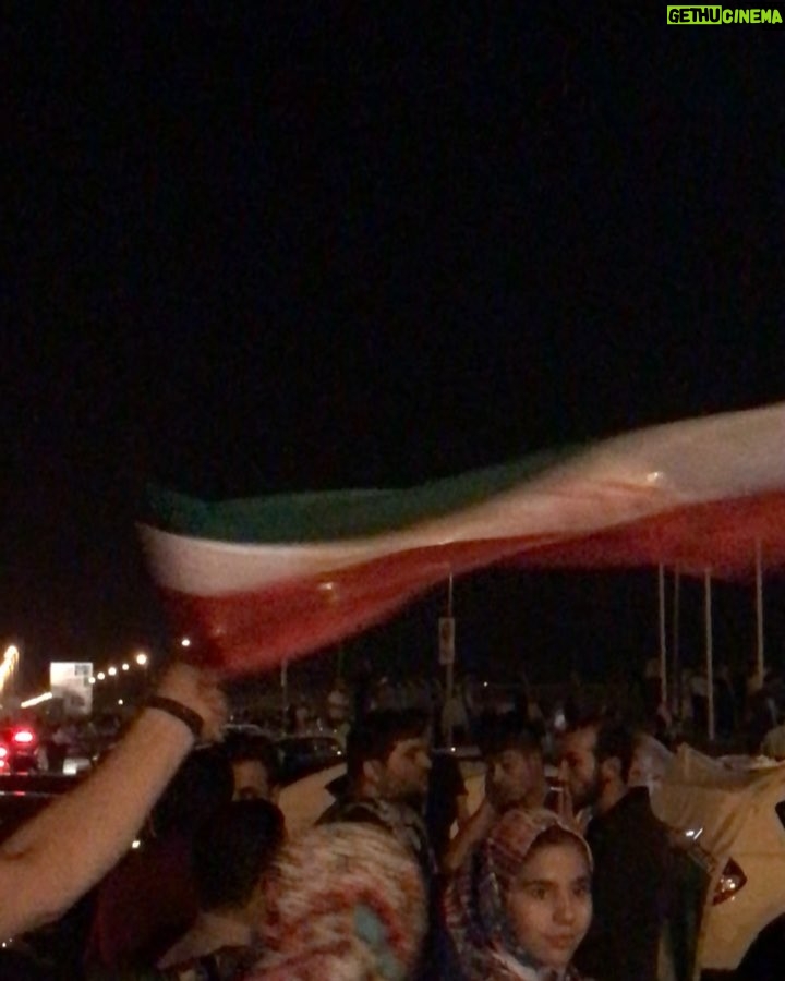 Pouria Poursorkh Instagram - ساعت نزديك ٣ صبح...فرودگاه امام...مردم با چشم و رو كه براي استقبال از سربازاي ملي پوش اينجا جمع شدن...از طعم معرفتتون هر روز ميشه لذت برد🇮🇷💪🏽 @kariiiiim10 @mortezapouraliganji88 @omidebrahimi_ Iran,tehran