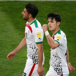 Pouria Poursorkh Instagram - خواهش ميكنم به موج مزخرفي كه ساليان قبل بسياري از بزرگان ورزش كشورمون رو آزرده كرده بود و در ابتداي جام با هنرنمايي بيرانوند و روزبه ناكام ماند ،بي اعتنا باشيم...سردار ...به تو افتخار ميكنيم❤️🇮🇷