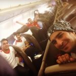 Pouria Poursorkh Instagram - با همسفراي باحال ...يوسف ...بهادر و حامد دوستداشتني...ميريم كه بتركونيم روسيه رو...زنده باد ايراااان🇮🇷⚽️🏆